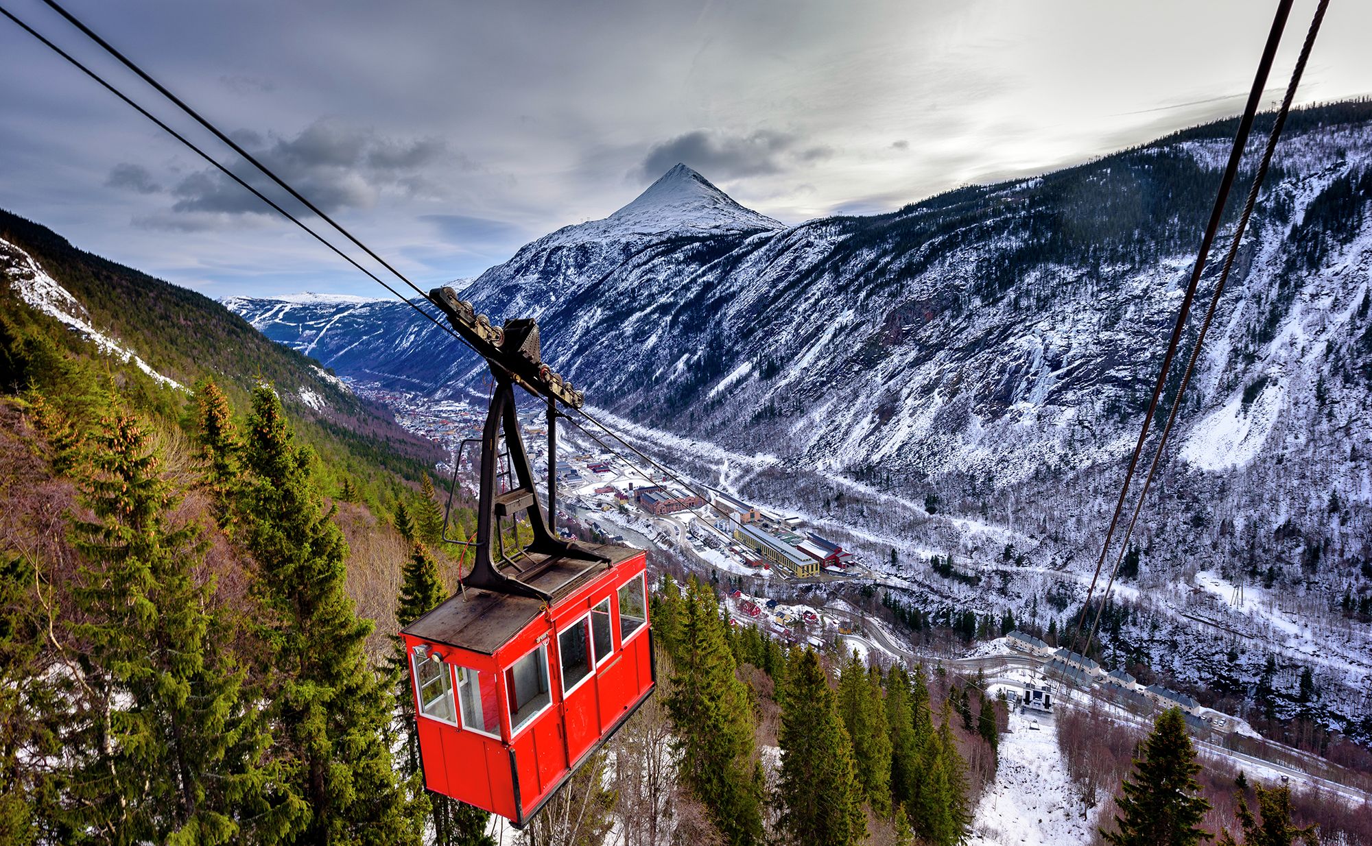 Krossobanen kabelbane på vej op på fjeldet fra Rjukan i Telemark, Norge