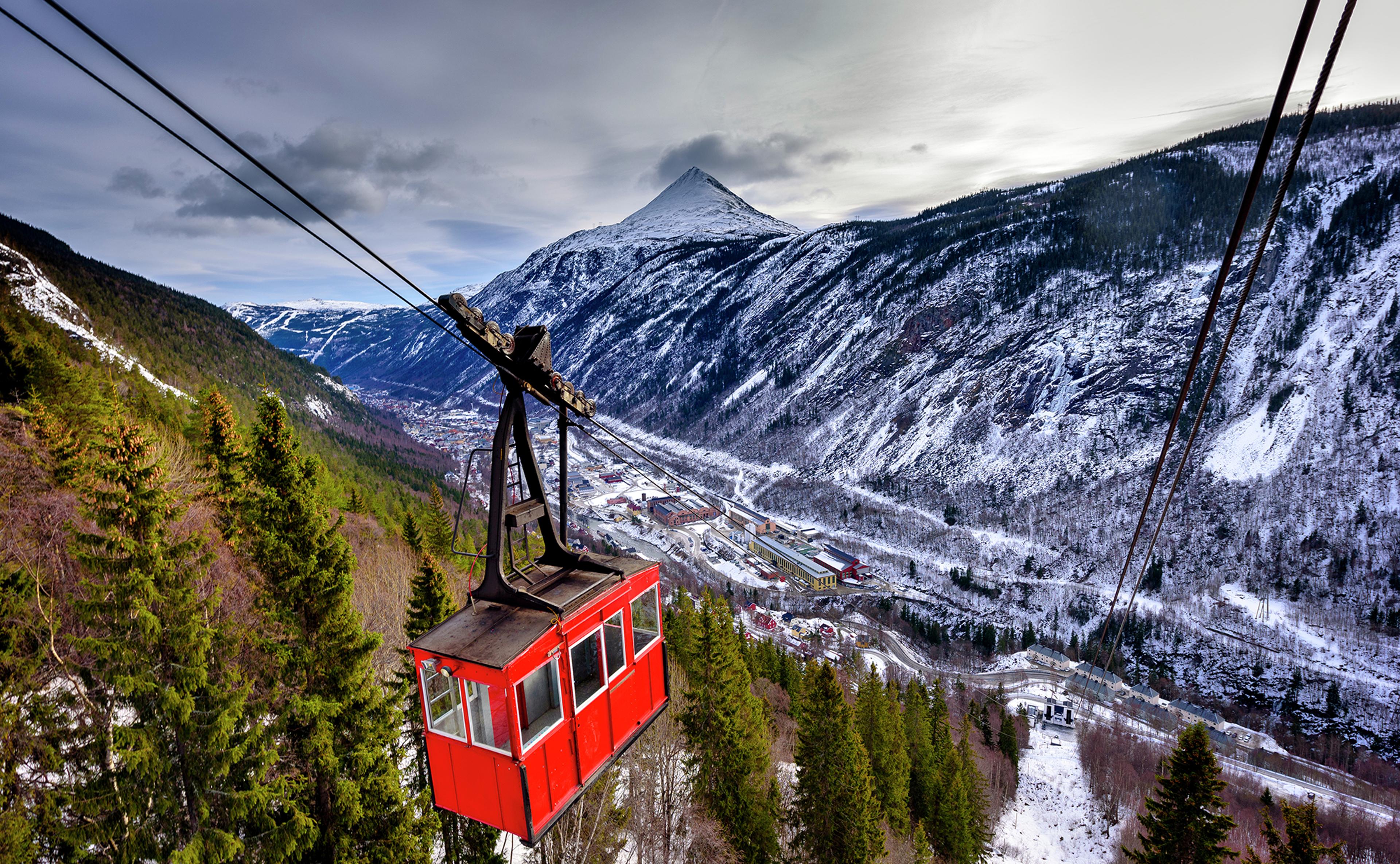Die Seilbahn Krossobanen auf ihrem Weg von Rujkan zum Gipfel des Gaustatoppen. Telemark, Norwegen
