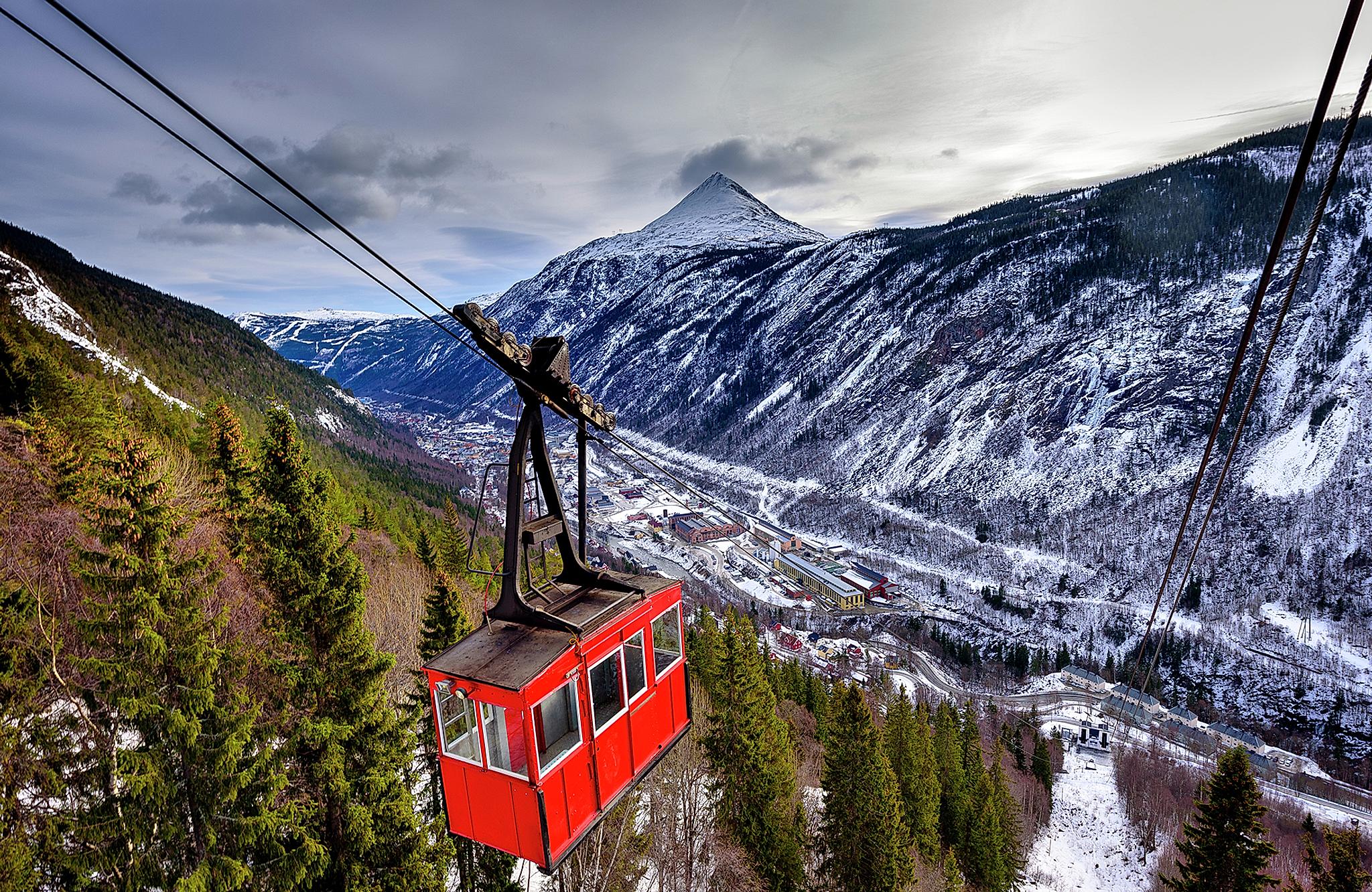 Krossobanen på vei oppover fjellsiden fra Rjukan i Telemark på Østlandet