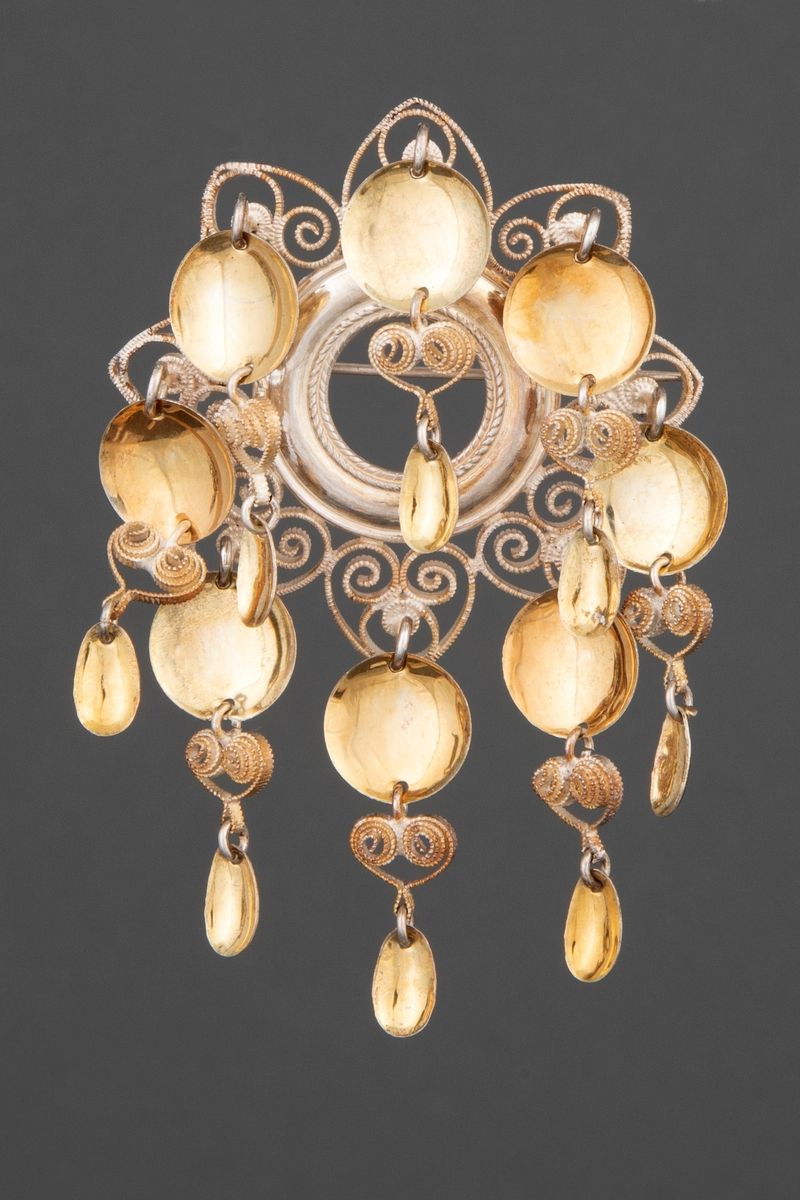 Løvsølje – a traditional Norwegian leaf-shaped brooch