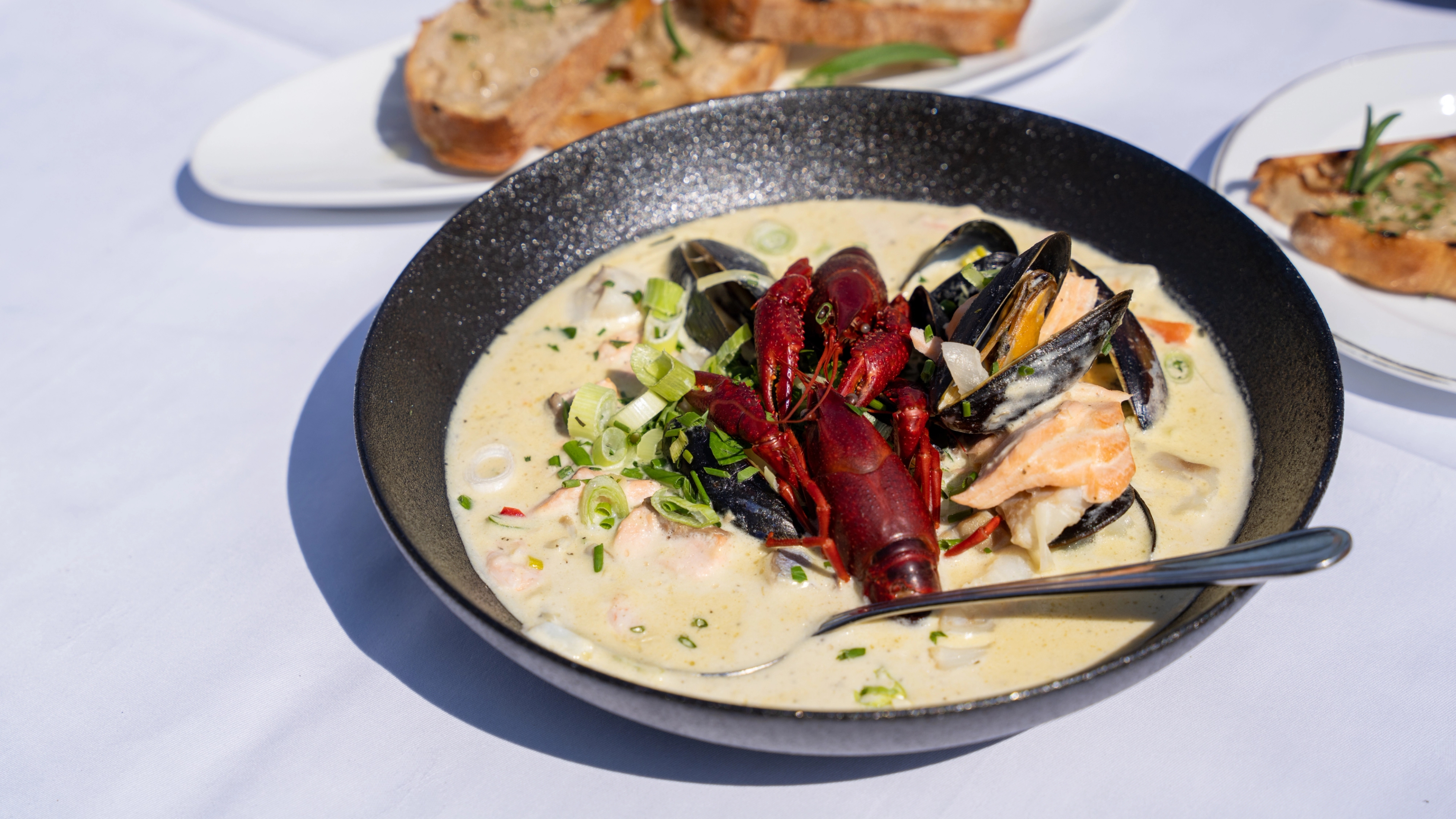 En klassisk, norsk fiskesuppe fra en restaurant i Norge.