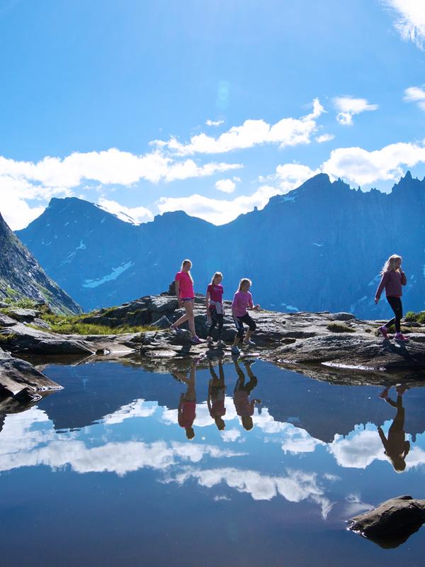 A group of people hiking in sunny weather in Romsdal