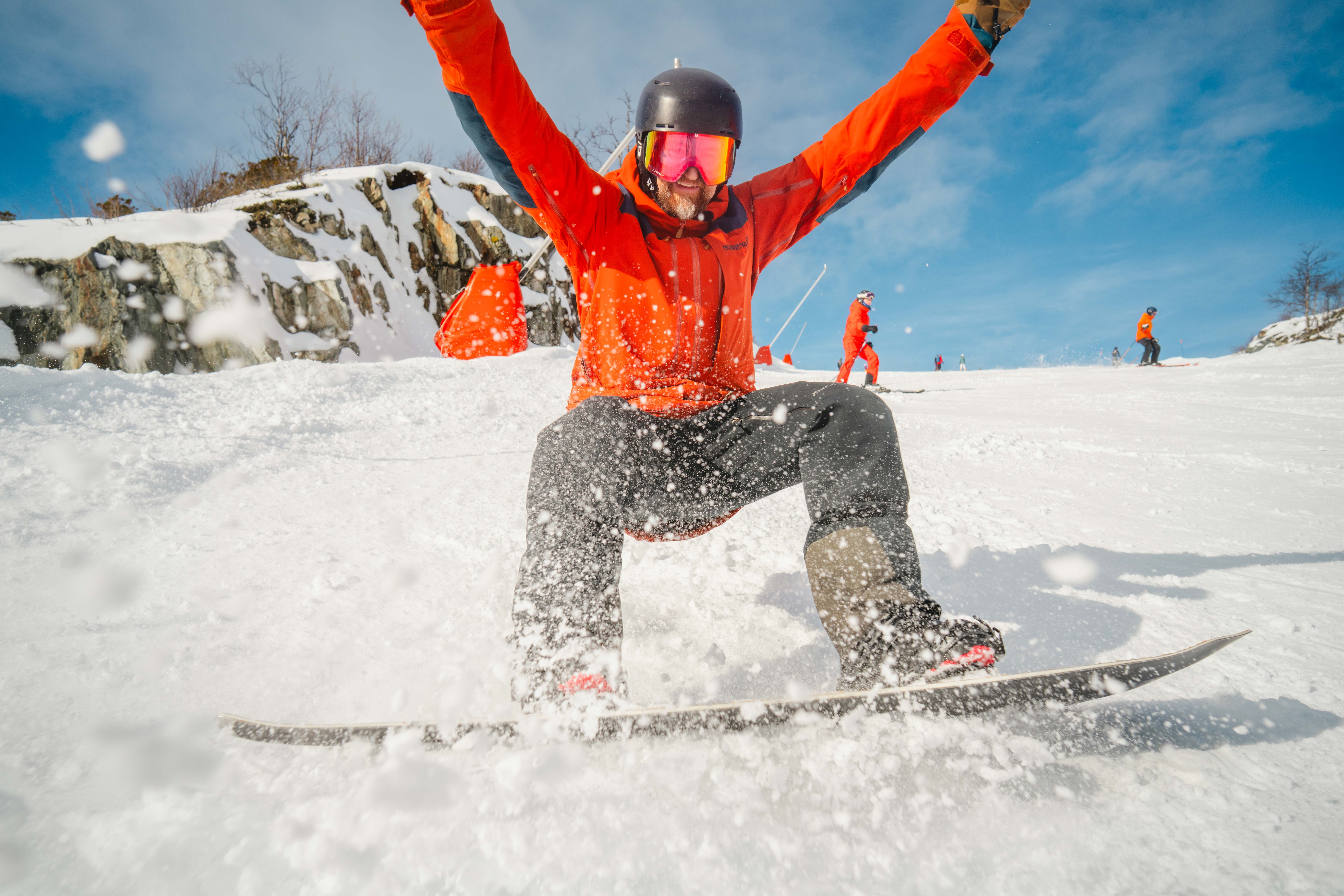 A man shredding on snowboard in Hemsedal ski resort