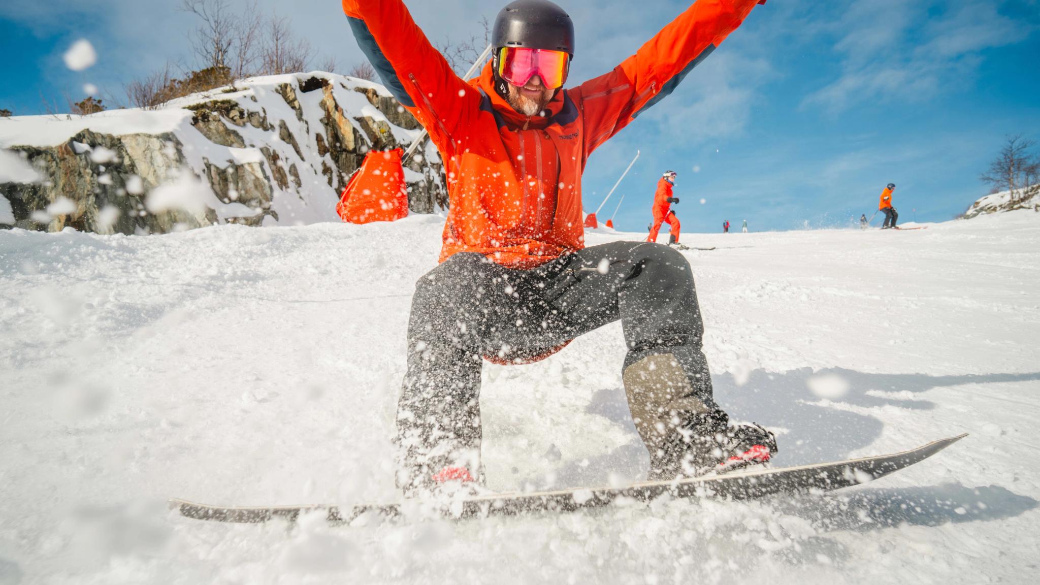 A man shredding on snowboard in Hemsedal ski resort