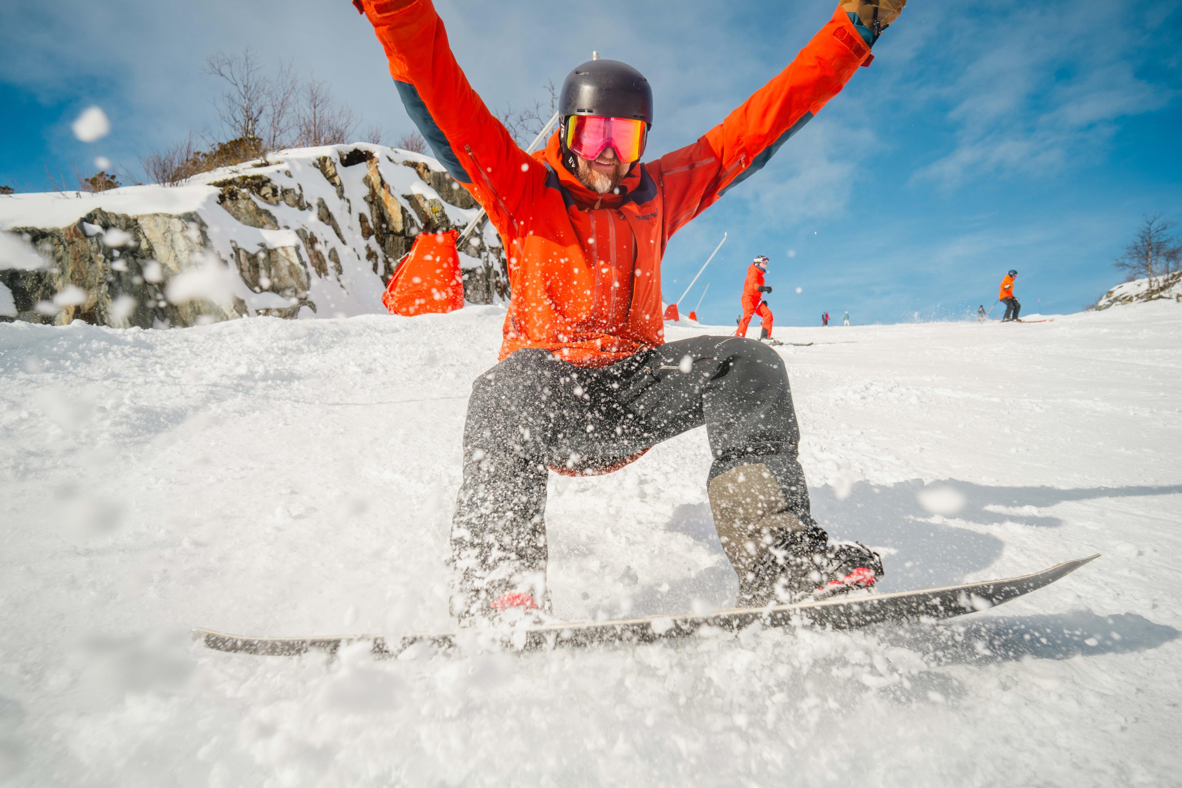 A man shredding on snowboard in Hemsedal ski resort