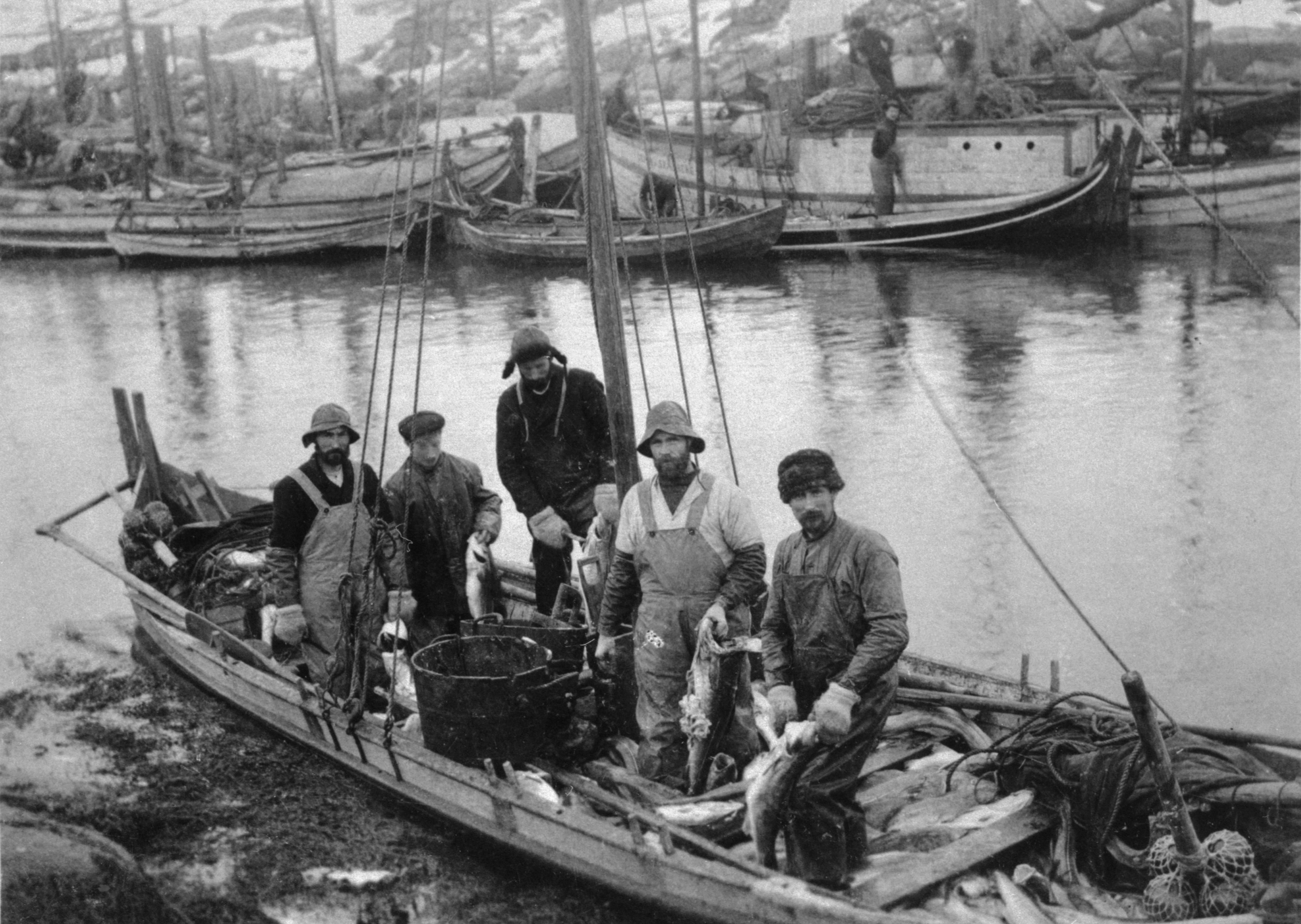 Black and white image of five fishermen on a fishing boat in Lofoten in Northern Norway around year 1900