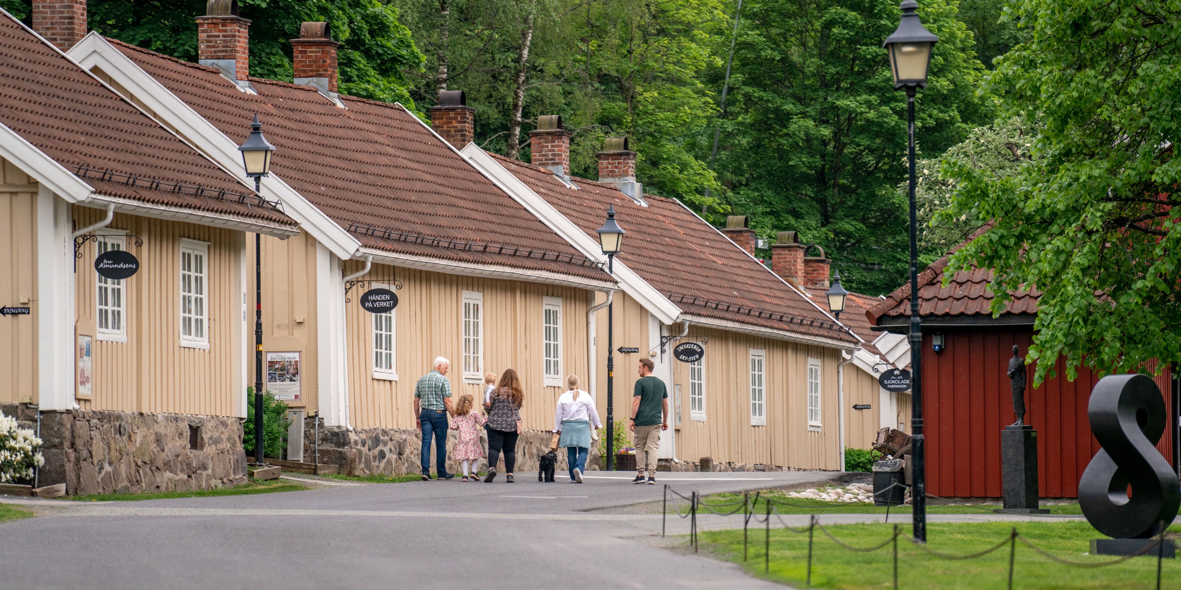 A family exploring the shops at Bærums verk.