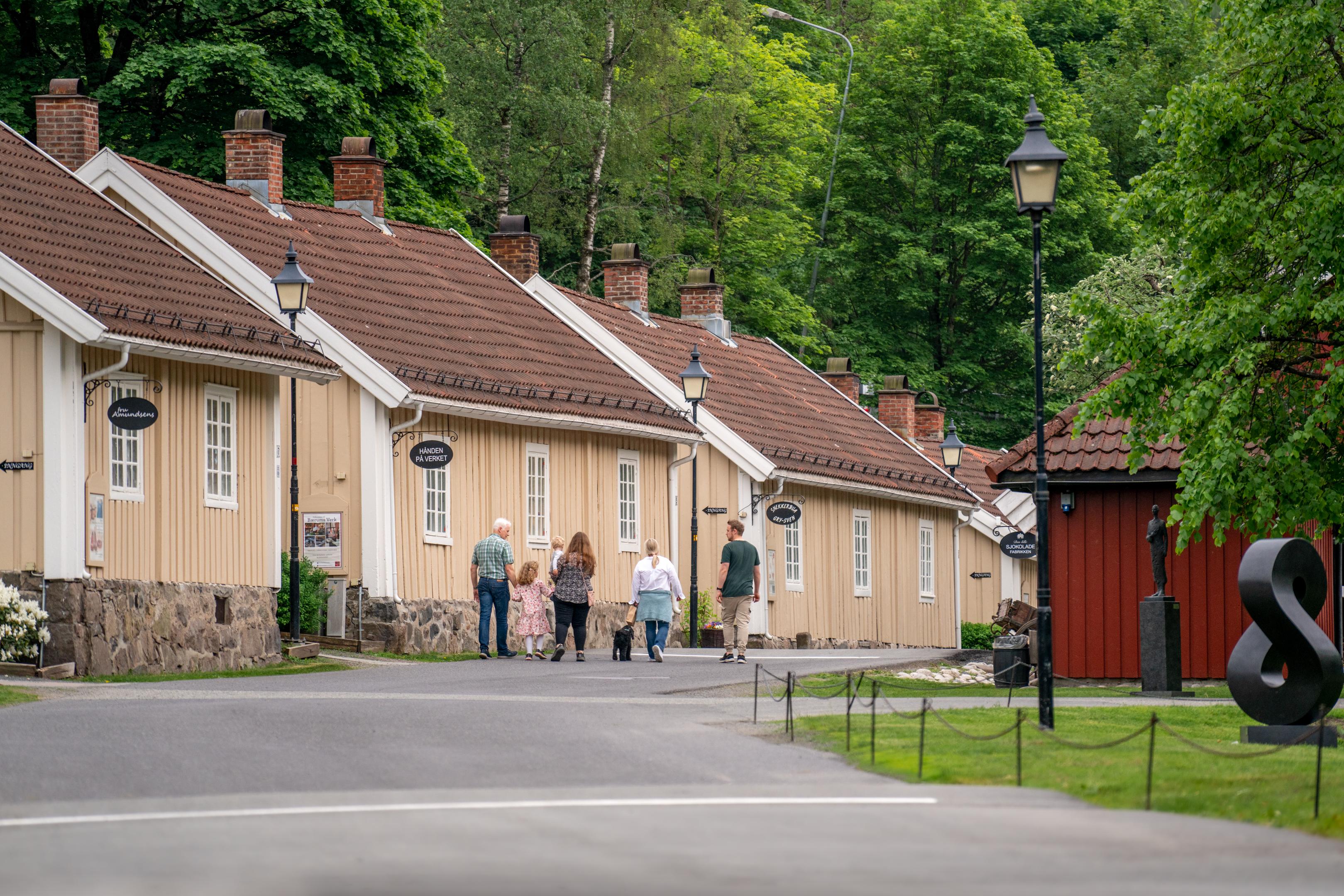 A family exploring the shops at Bærums verk.