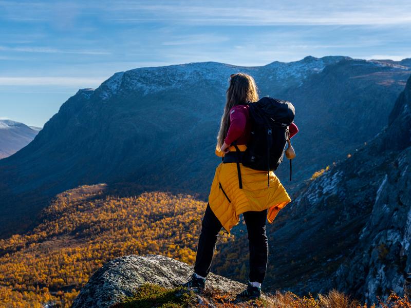 En person nyter utsikten over Hydalen