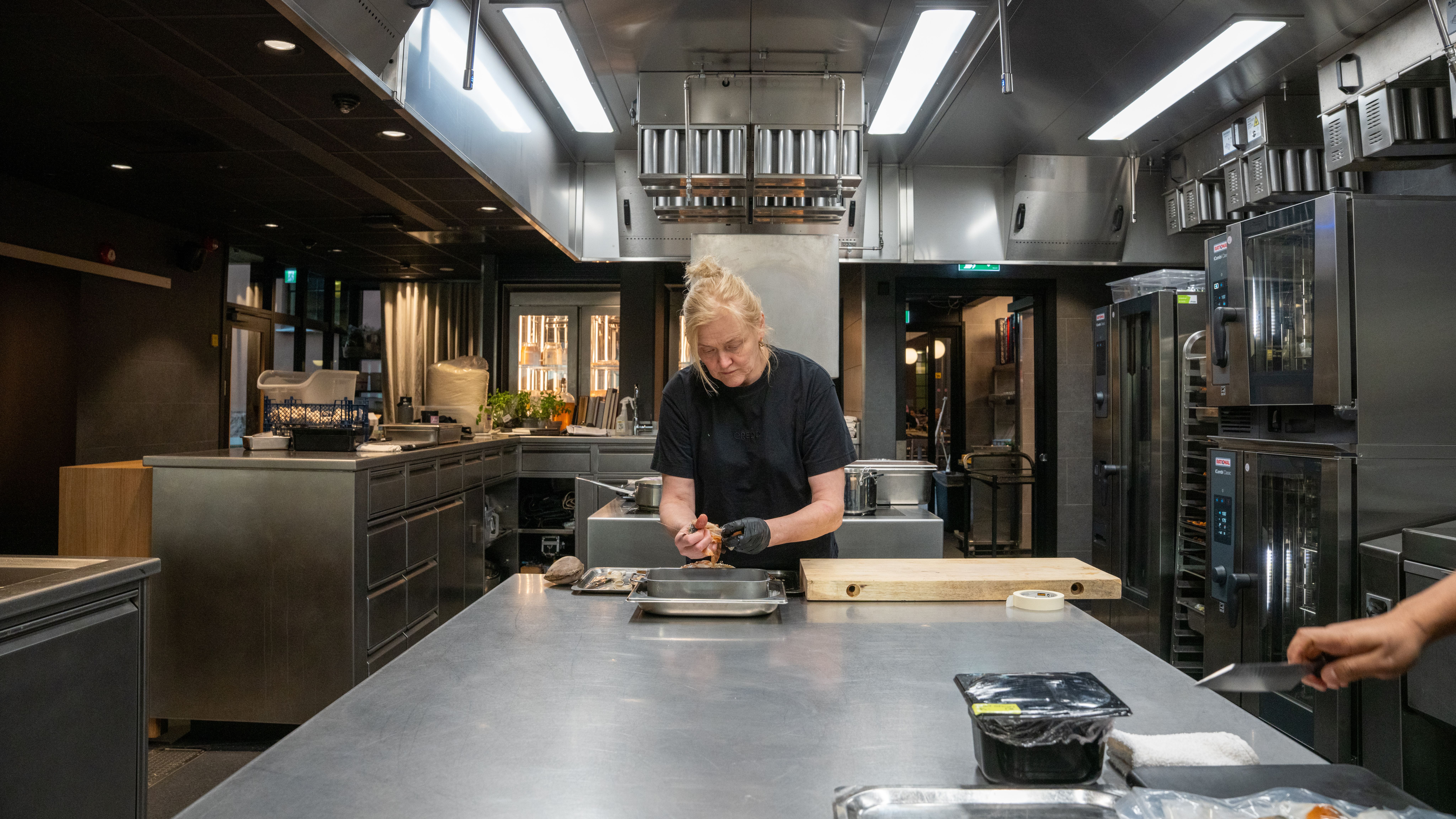 Heidi Bjerkan på kjøkkenet på Credo restaurant i Oslo.