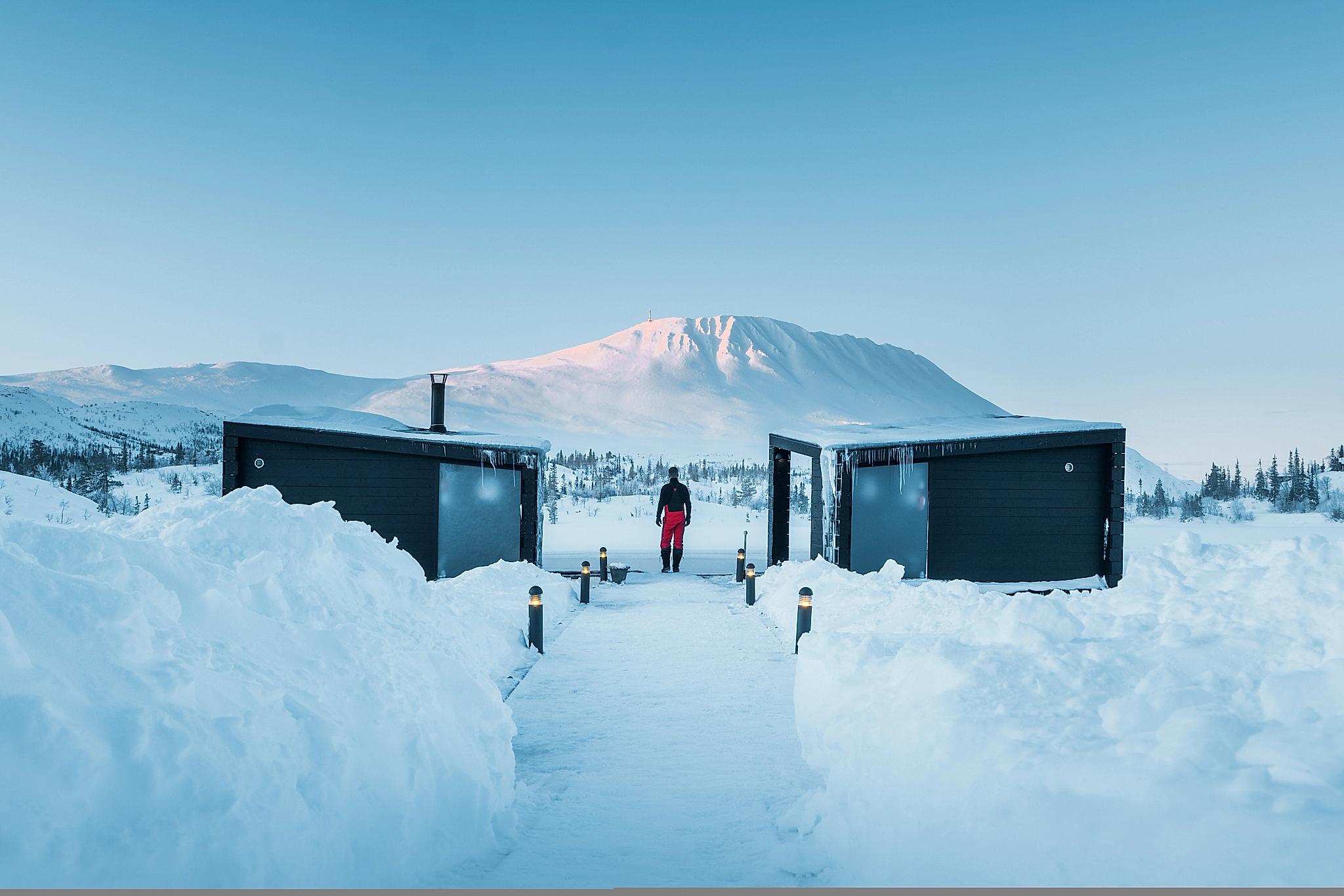 Man enjoying the view between the two floating saunas at Gausta, Telemark