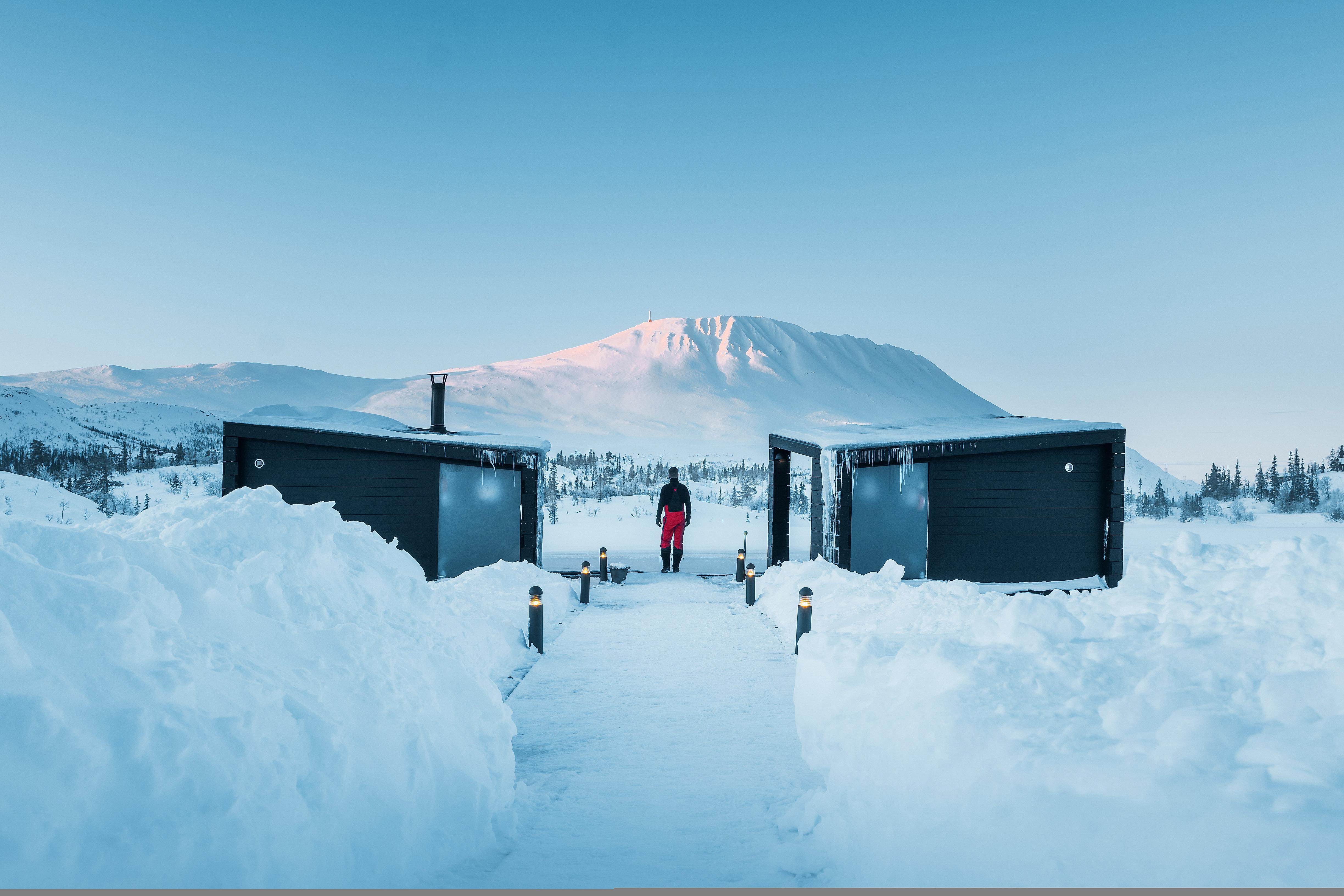 Man enjoying the view between the two floating saunas at Gausta, Telemark