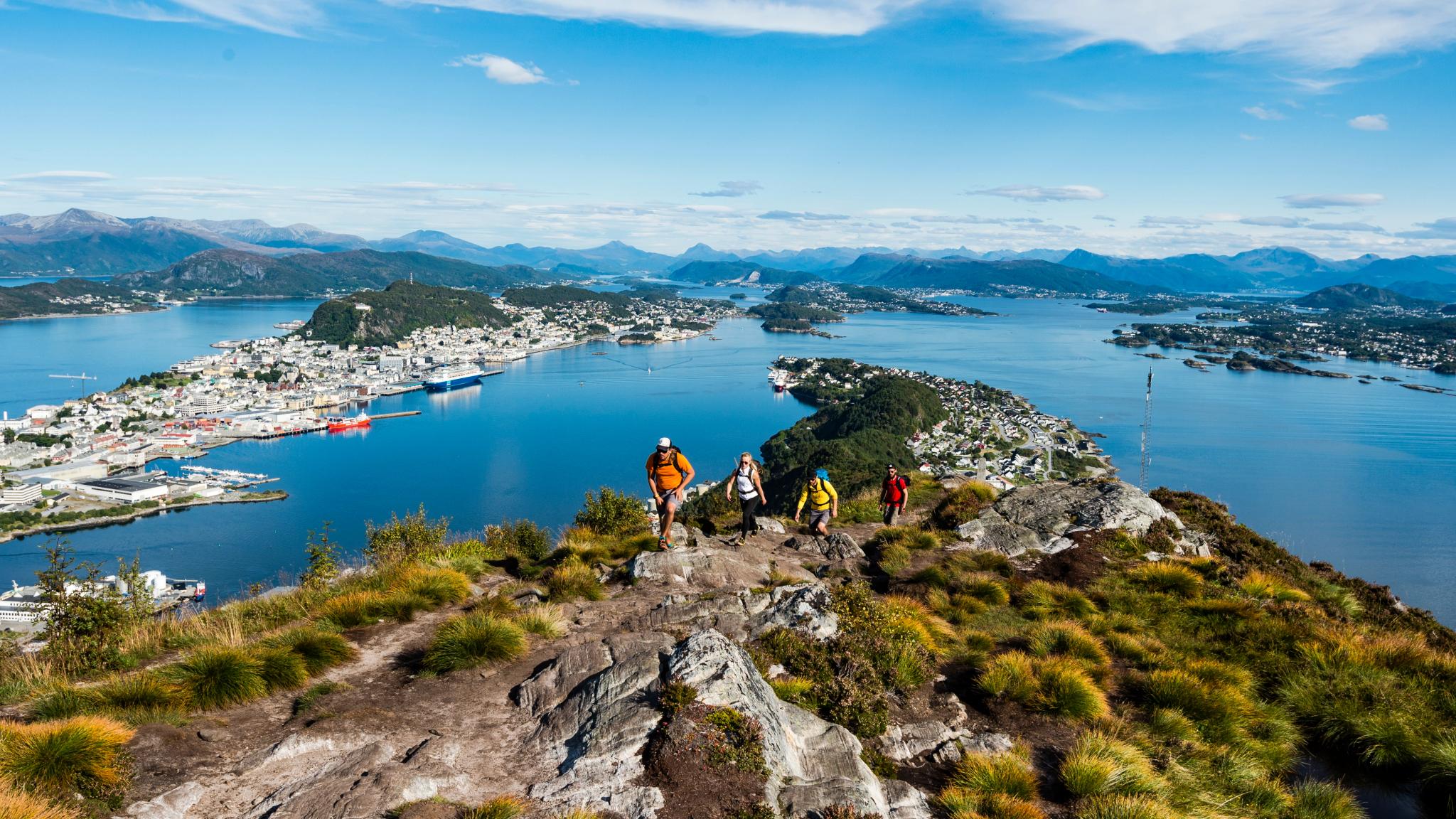 Turgjengere på Sukkertoppen i Ålesund på Vestlandet
