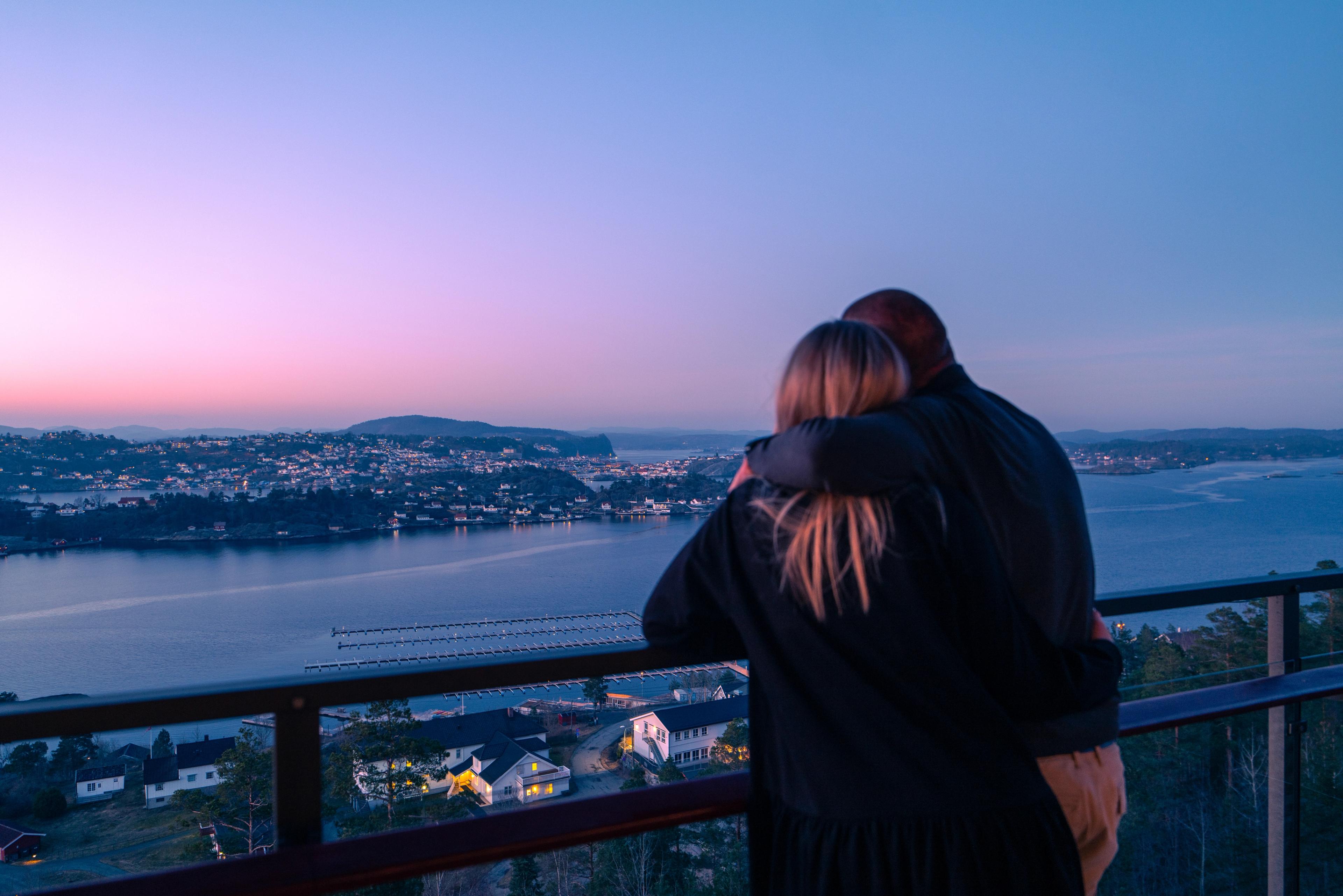 Couple hugging at Kragerø Resort