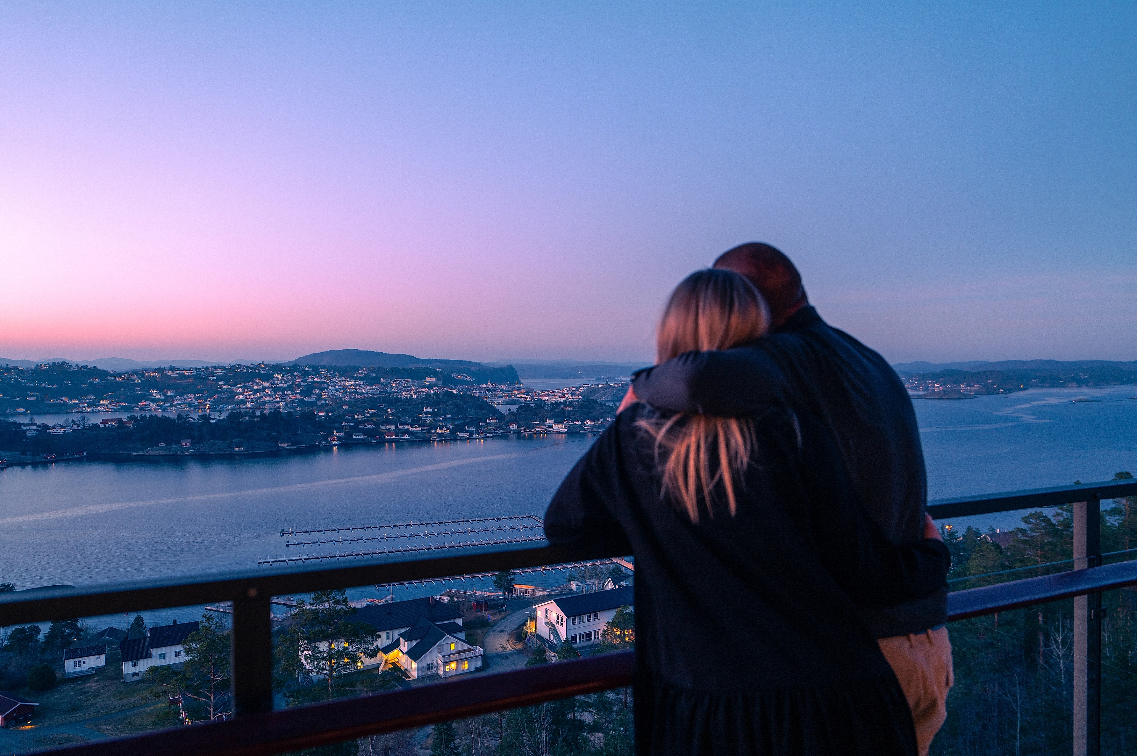 Couple hugging at Kragerø Resort