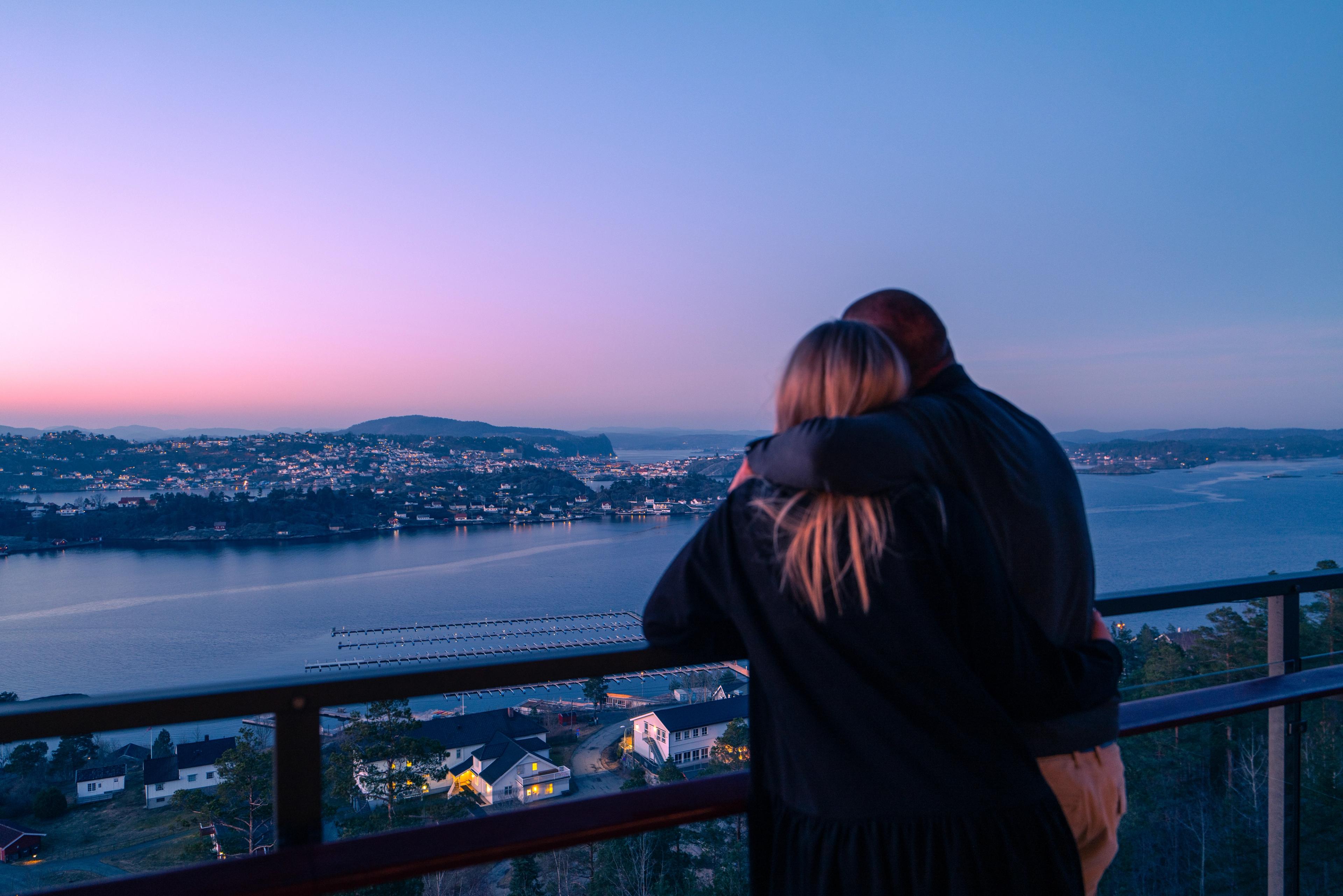 Couple hugging at Kragerø Resort