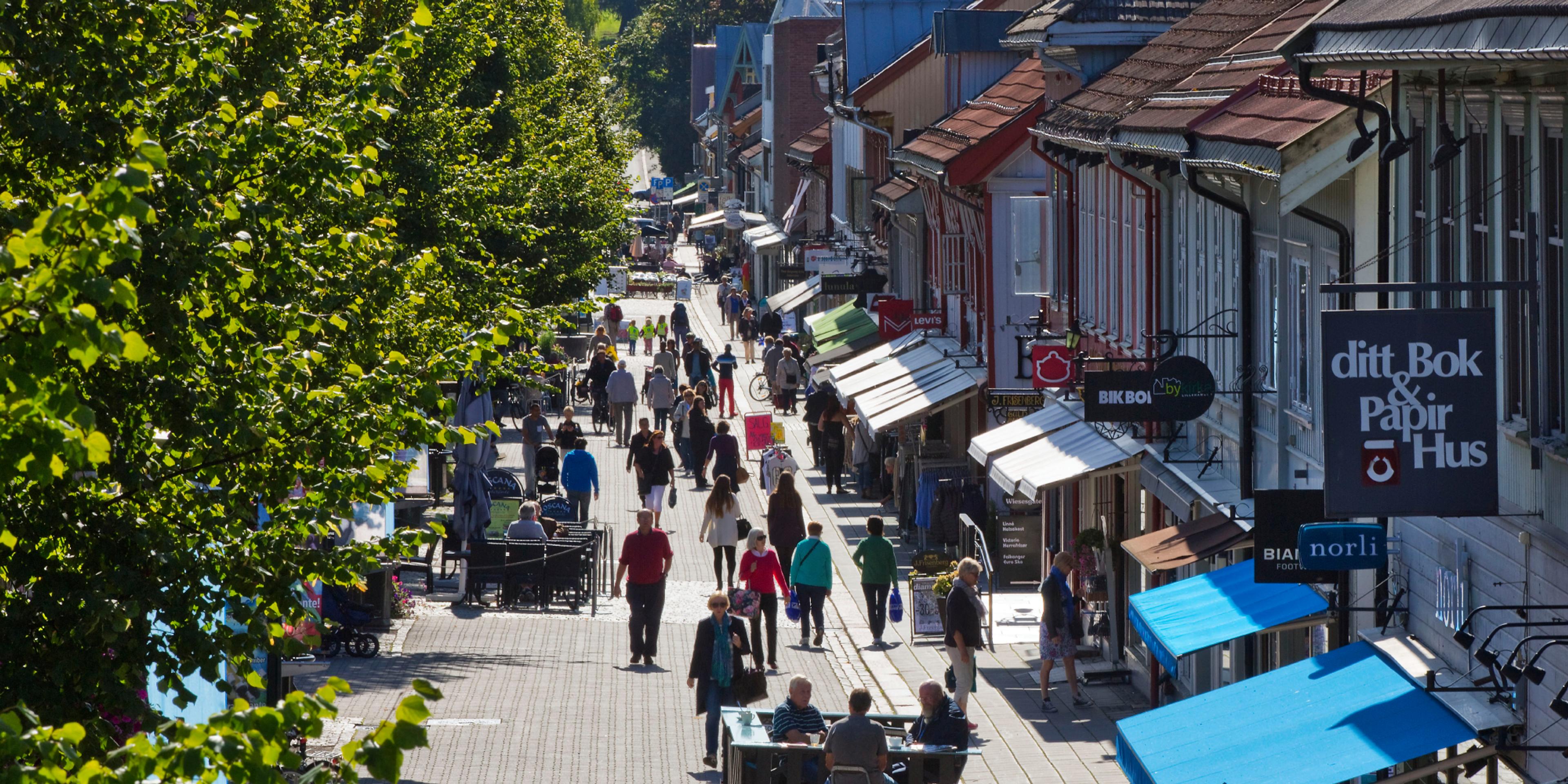 A pedestrian street in Lillehammer full of people