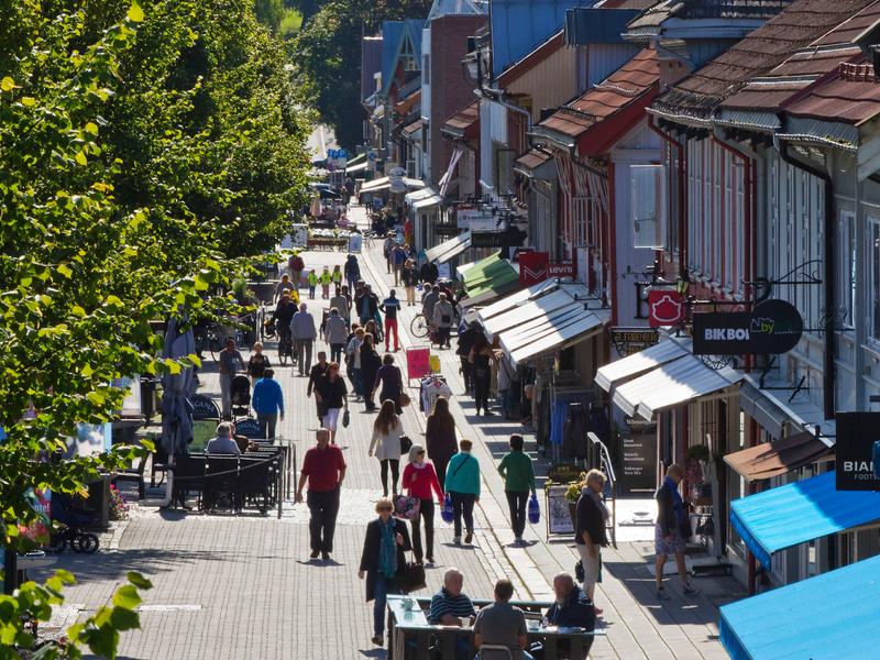 A pedestrian street in Lillehammer full of people