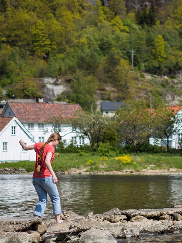 En dame i vannkanten i Feda i Kvinesdal på Sørlandet