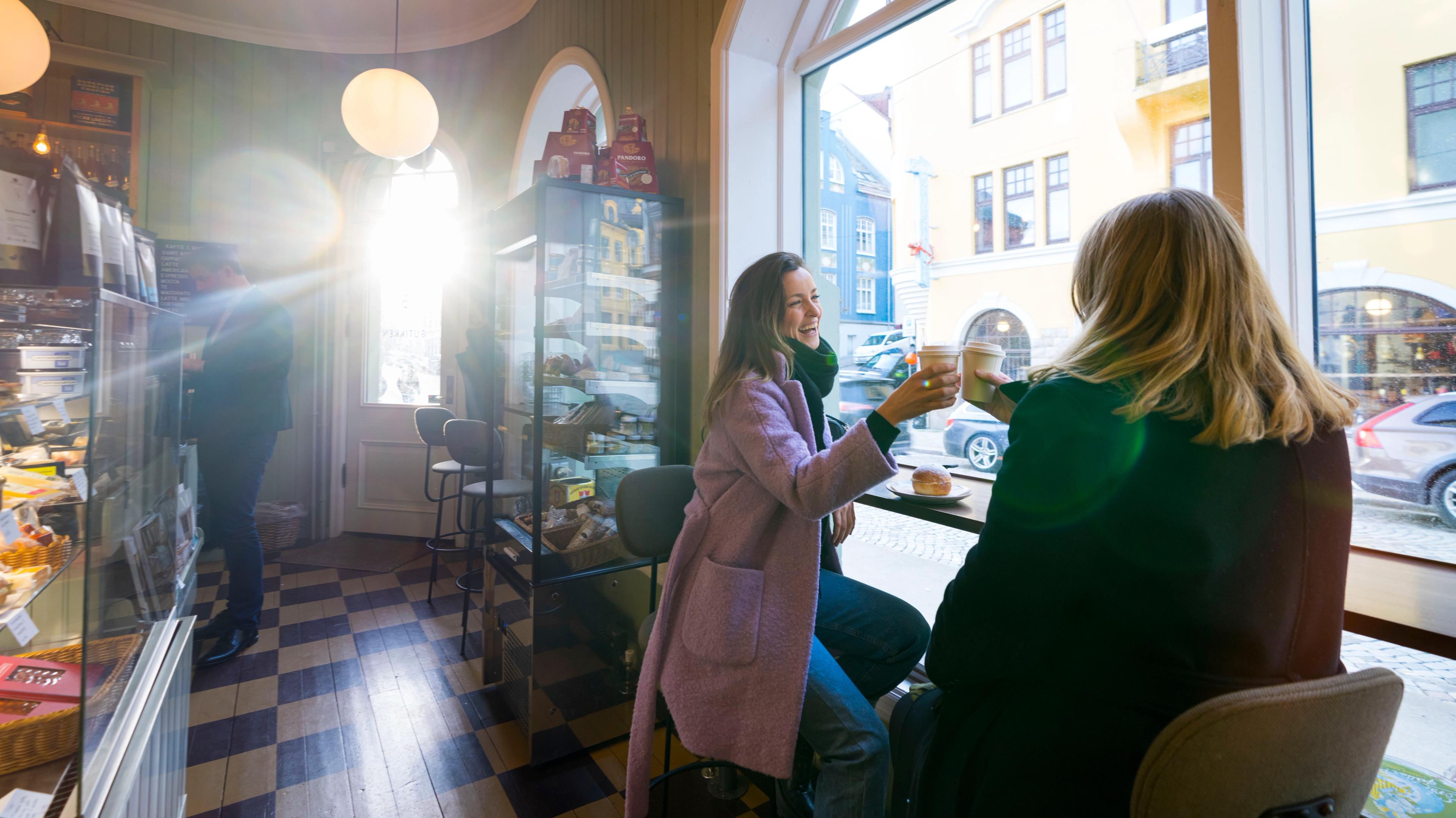 Two women enjoying a coffee at Apotekergata No.5 in Ålesund
