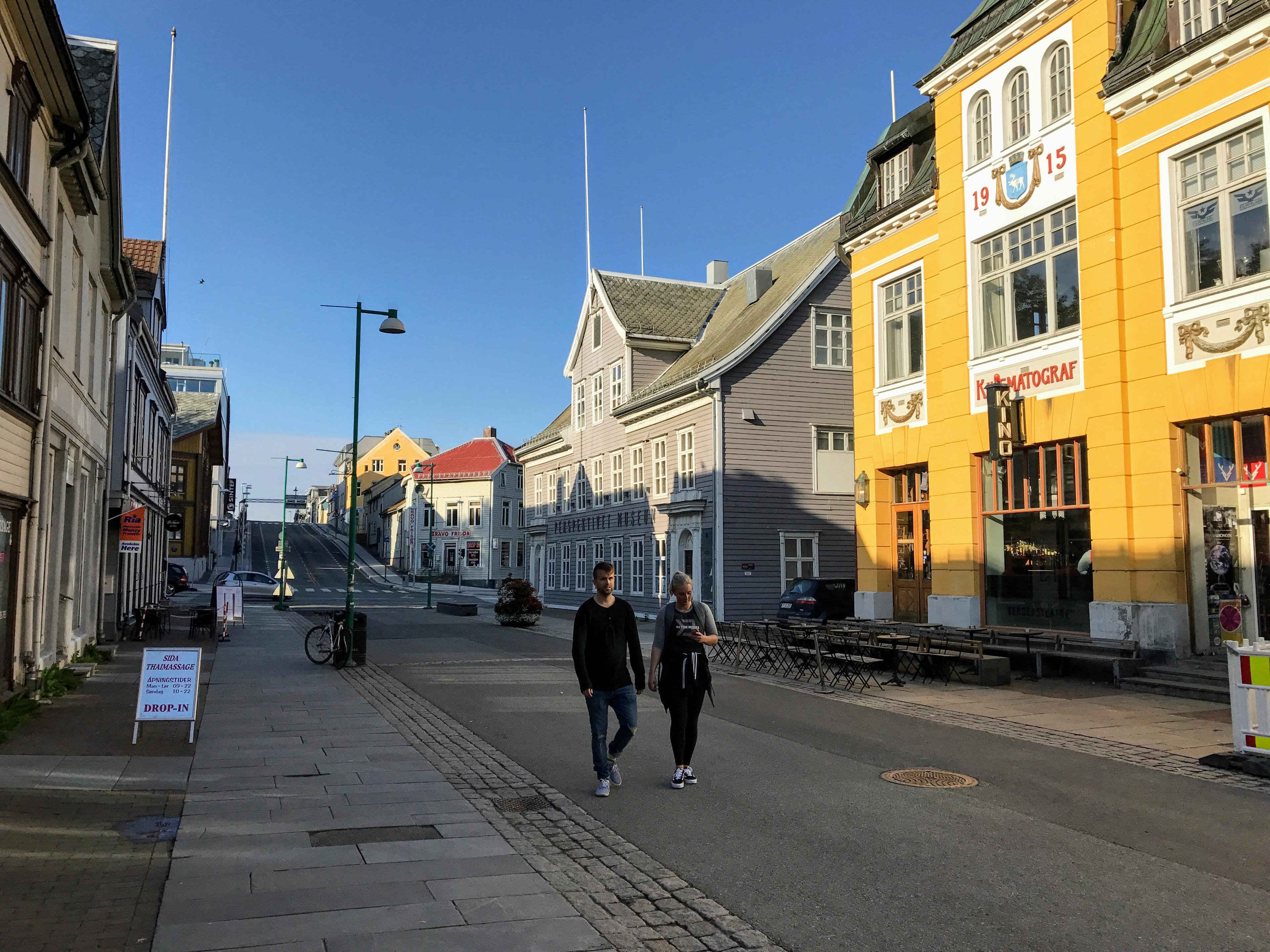 To personer rusler ned en gate i Tromsø i Nord-Norge