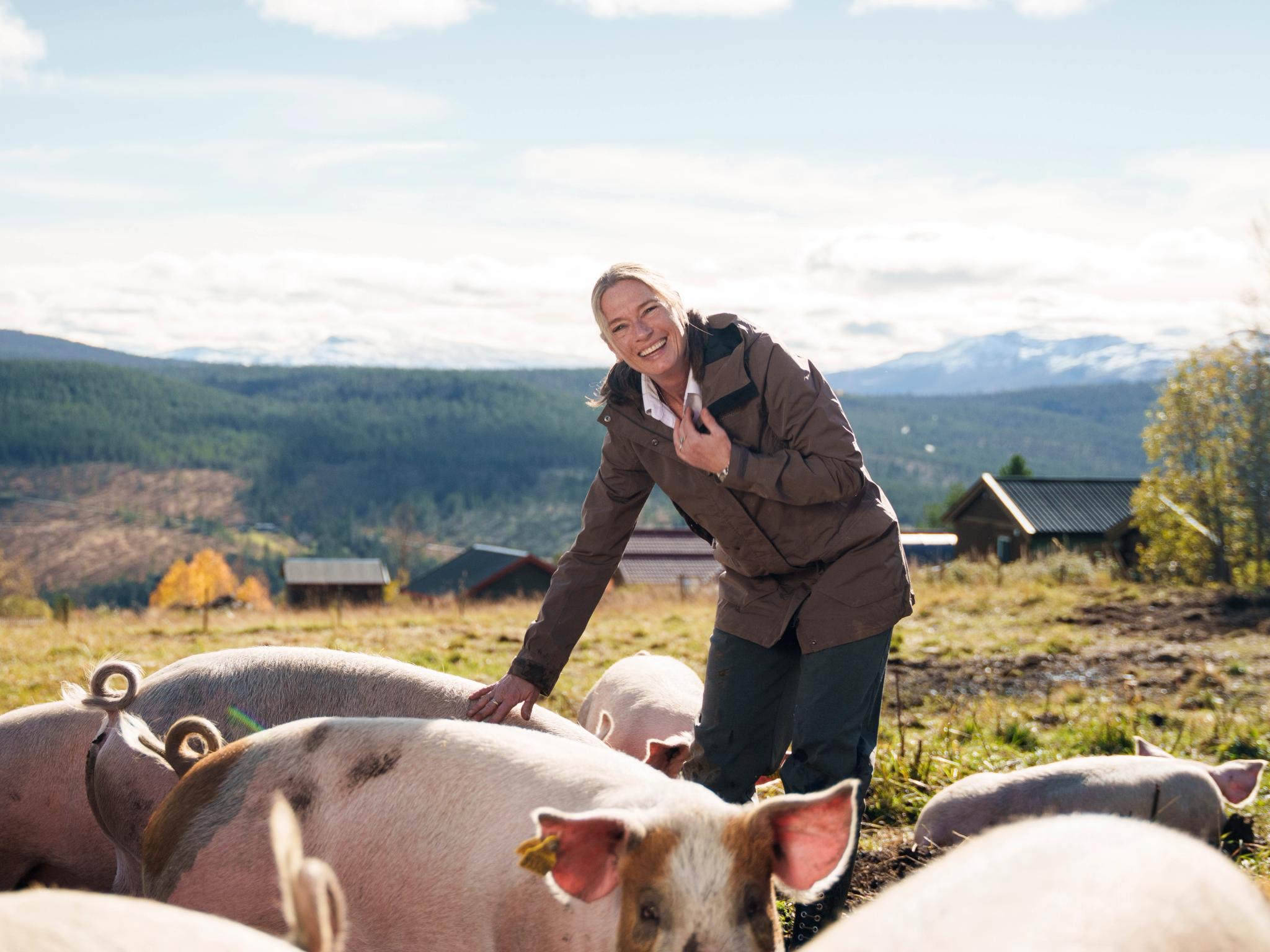 Eieren av Skåbo fjellhotell sammen med utegriser.