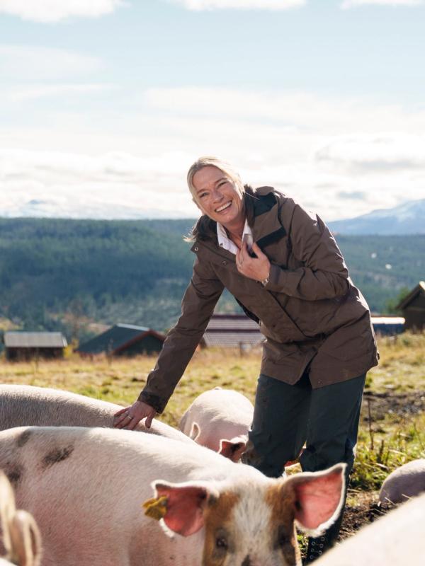 Eieren av Skåbo fjellhotell sammen med utegriser.