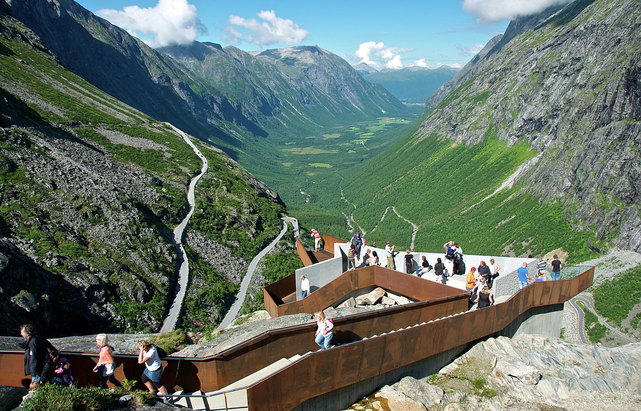 Utsikt over den svingete veien Trollstigen mellom Sunnmøre og Romsdal