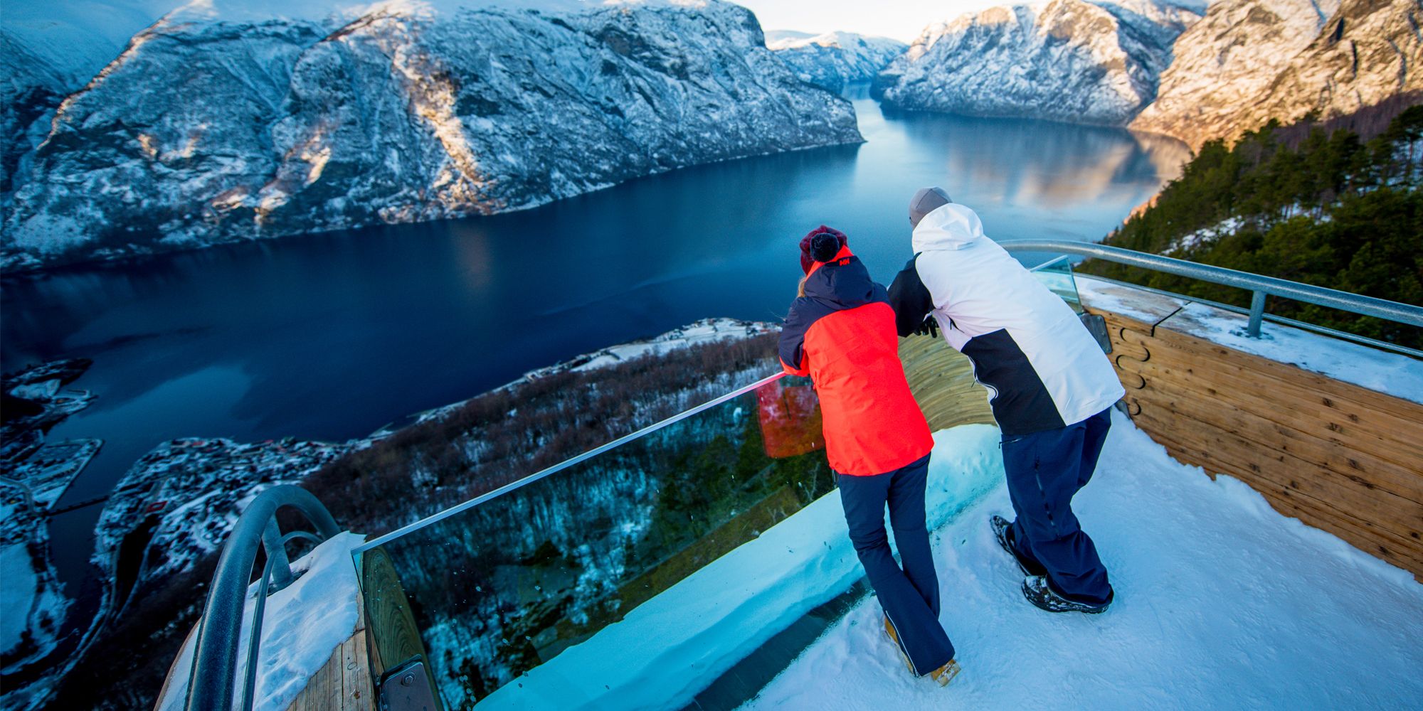 People at the Stegastein viewpoint in Aurland