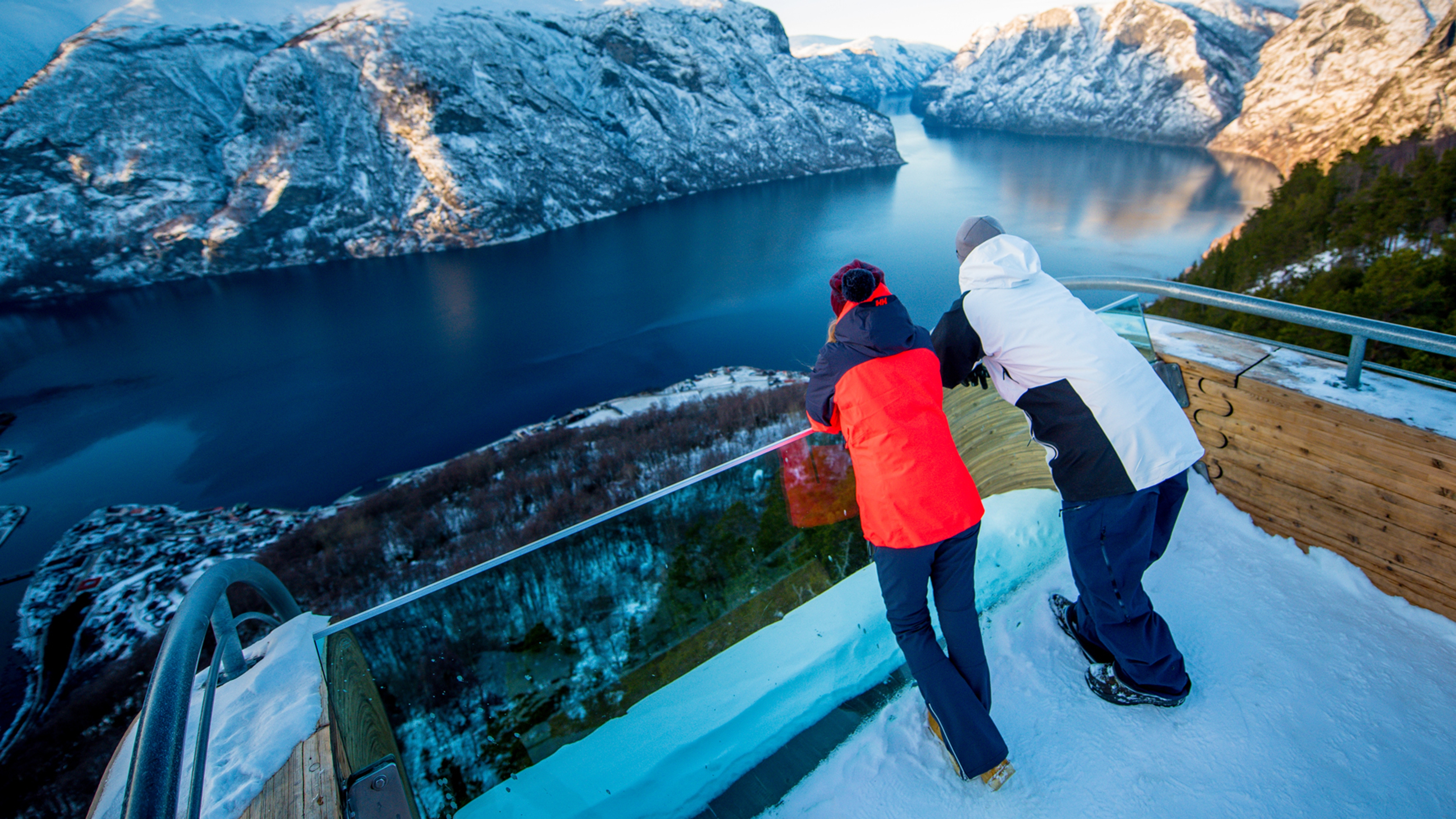 People at the Stegastein viewpoint in Aurland