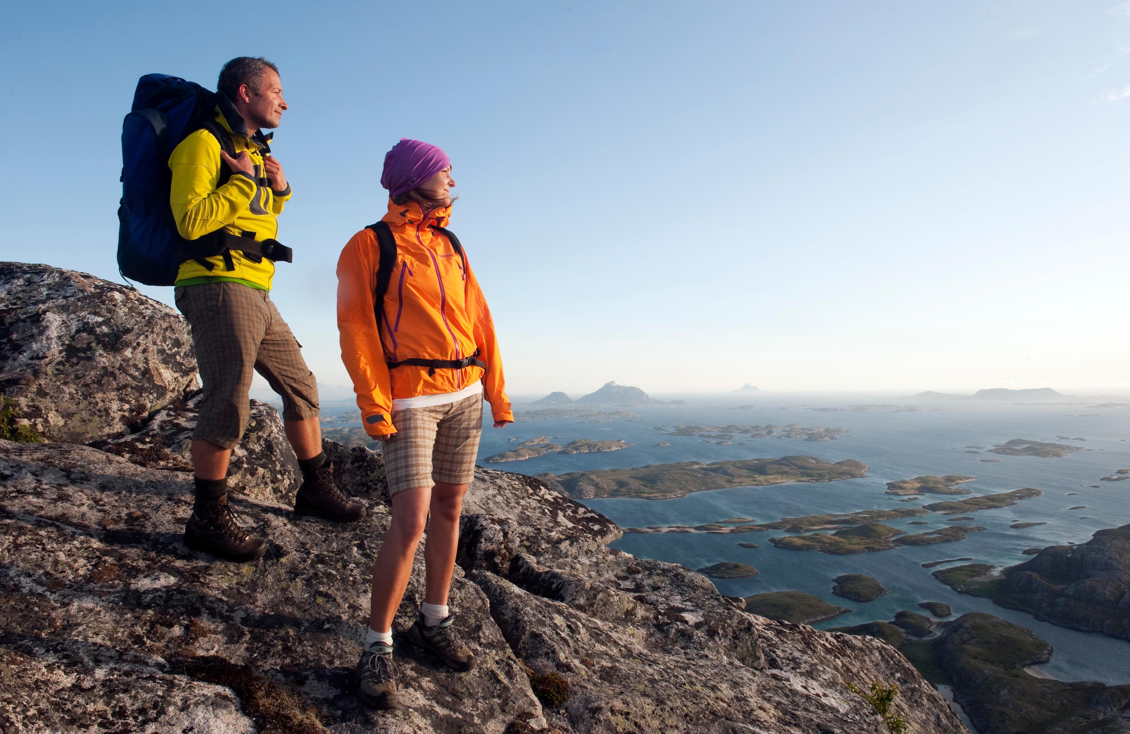 Dos personas hacen senderismo por las montañas del litoral de Helgeland, en el Norte de Noruega.