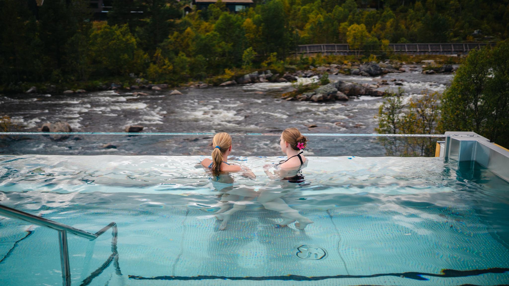 Two people in an outside pool at Hovden fjellbad in Setesdal.