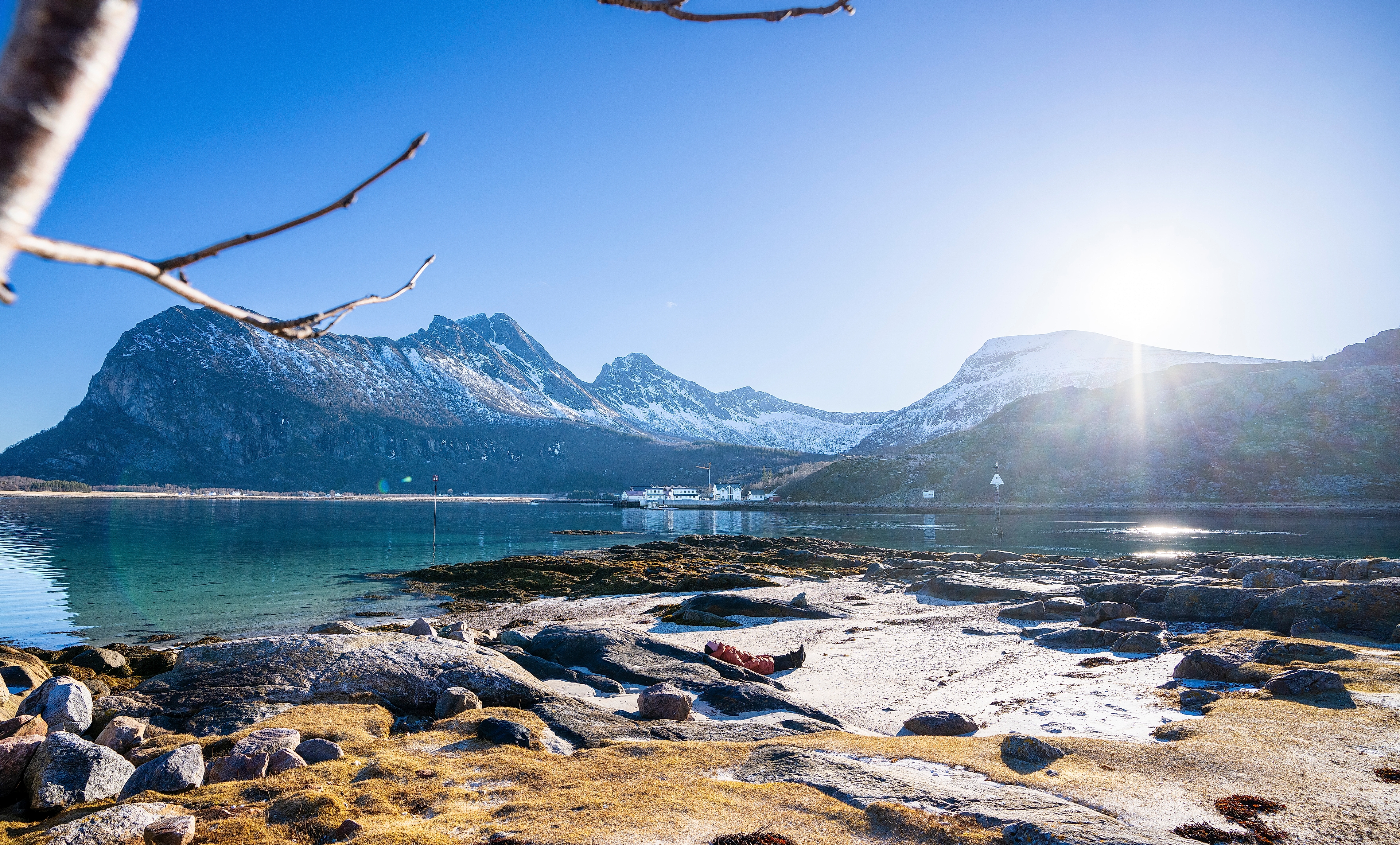 White beach and tall mountains in Steigen
