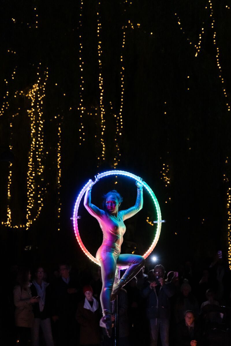 A women doing ring acrobatics at Elvelangs light festival in Oslo