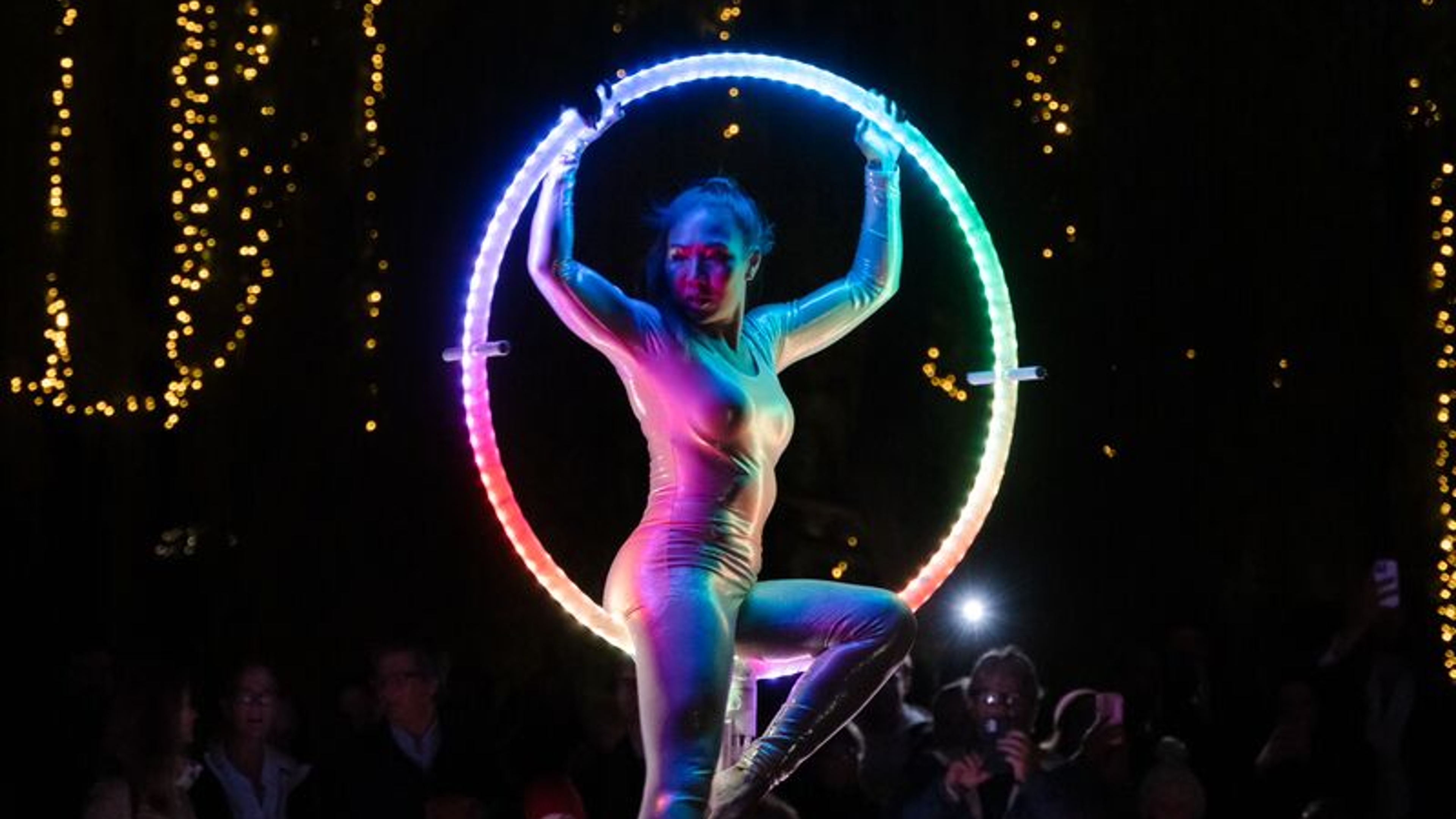 A women doing ring acrobatics at Elvelangs light festival in Oslo