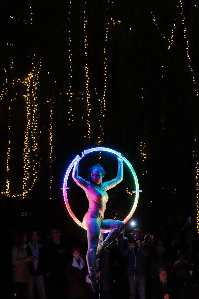 A women doing ring acrobatics at Elvelangs light festival in Oslo