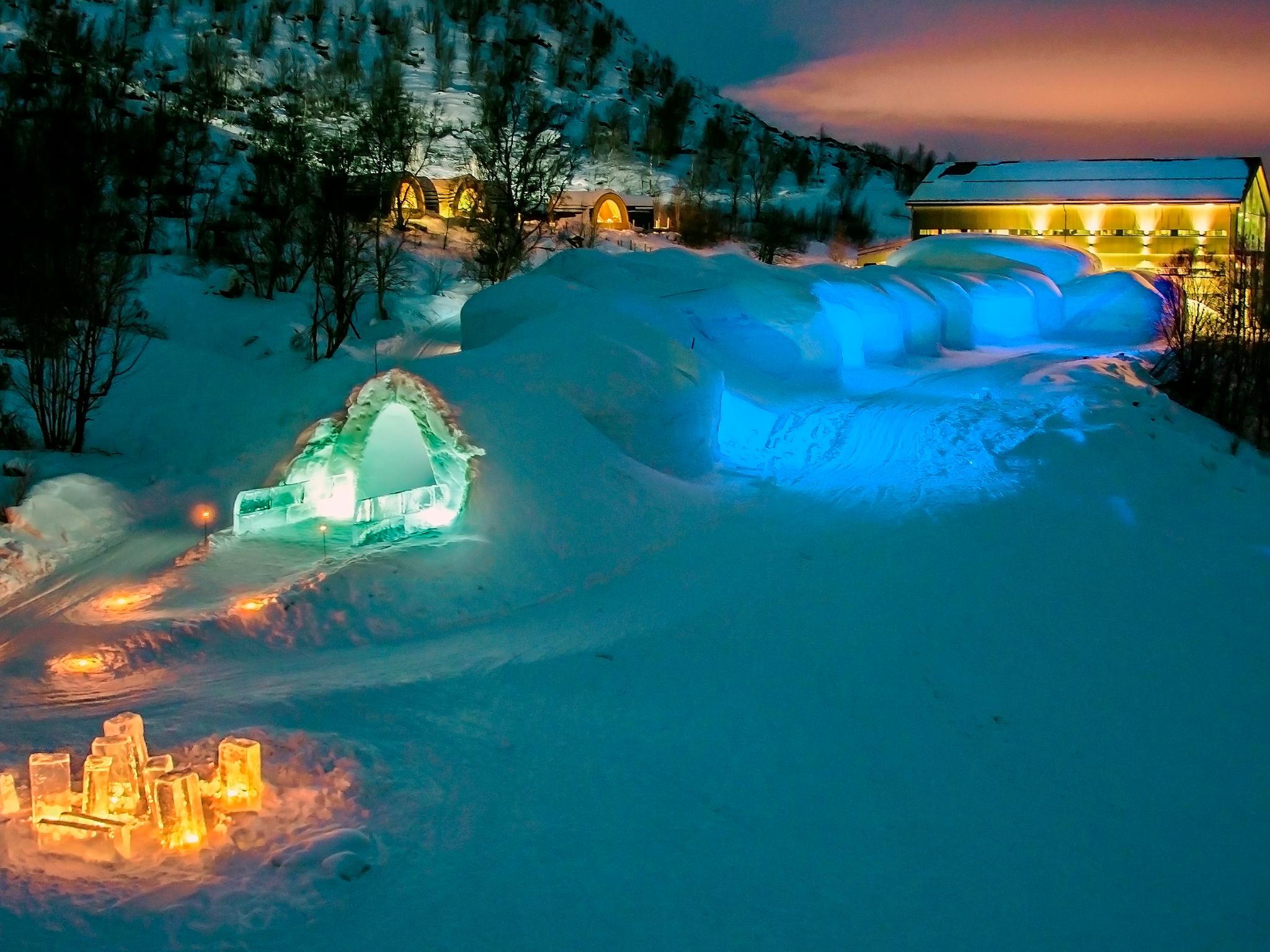 Kirkenes Snowhotel from the outside at nighttime