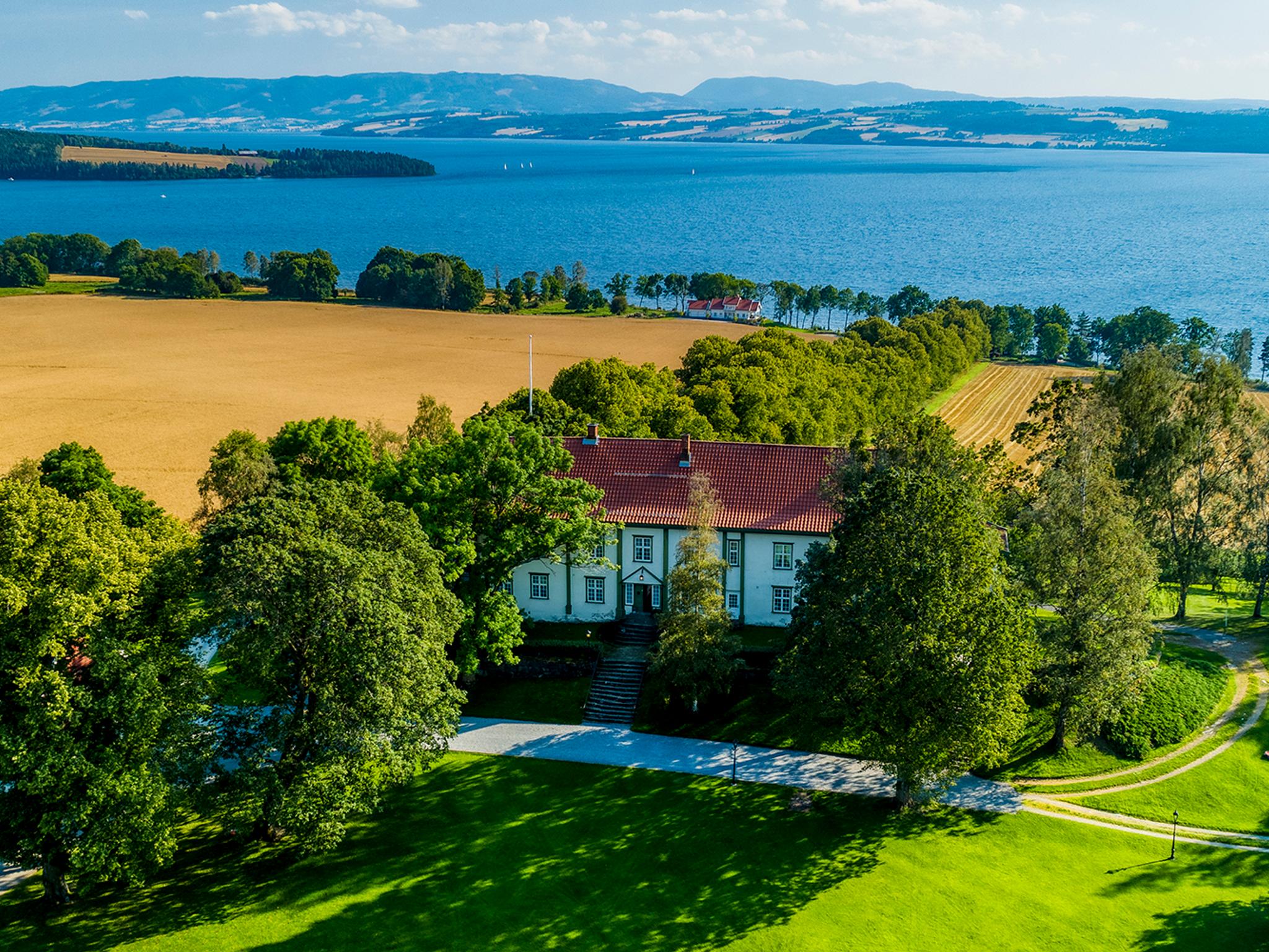 Hoel Gård på Nes-halvøya i Ringsaker, Østlandet