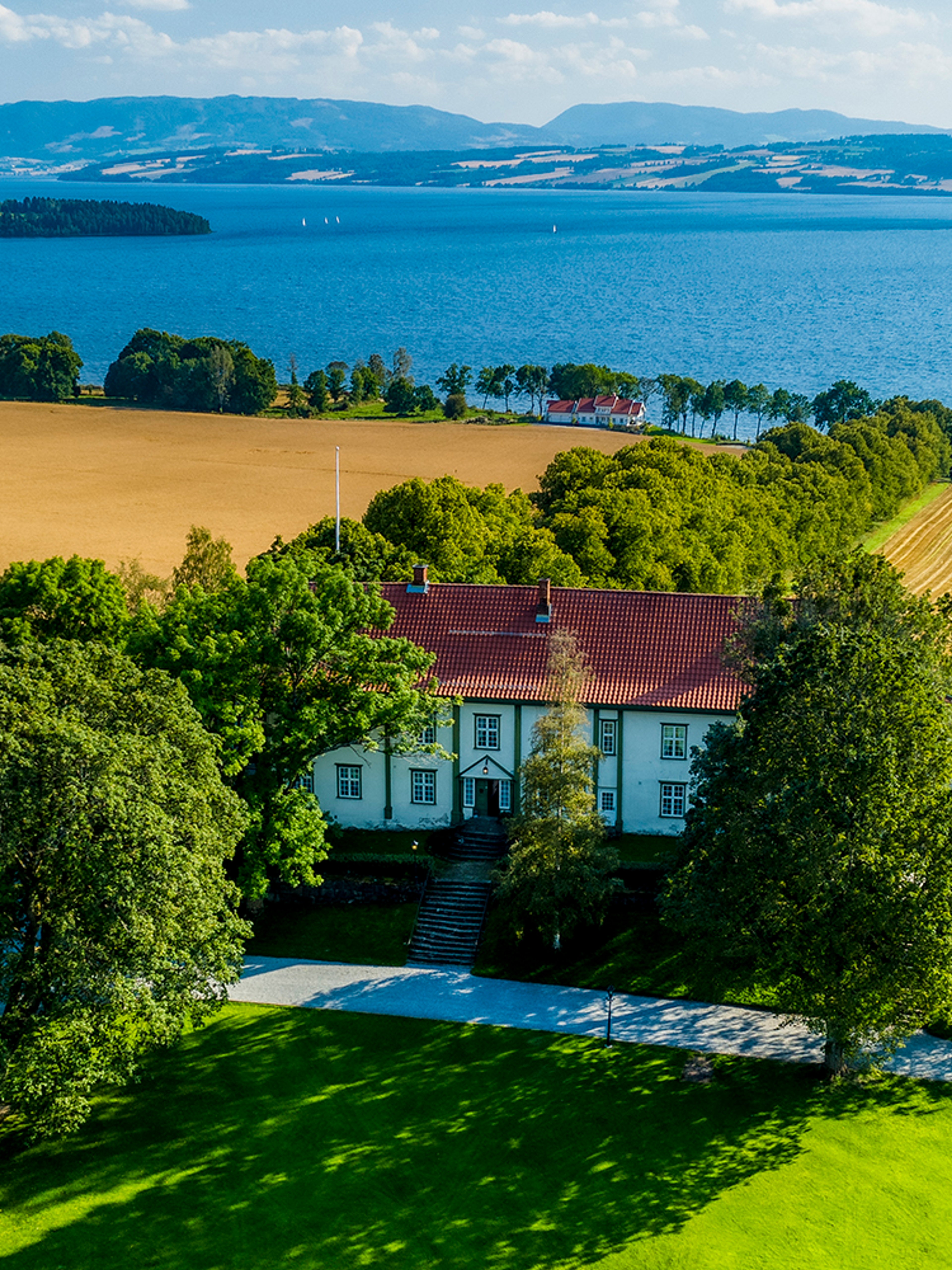 Hoel Gård på Nes-halvøya i Ringsaker, Østlandet
