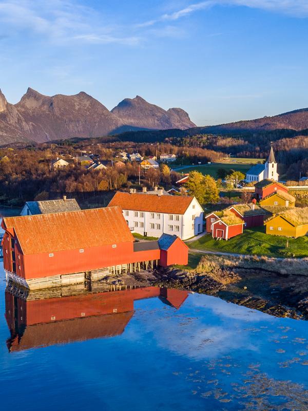 Imagen de un paisaje natural en Kjerringøy, Bodø (Norte de Noruega), durante el verano.