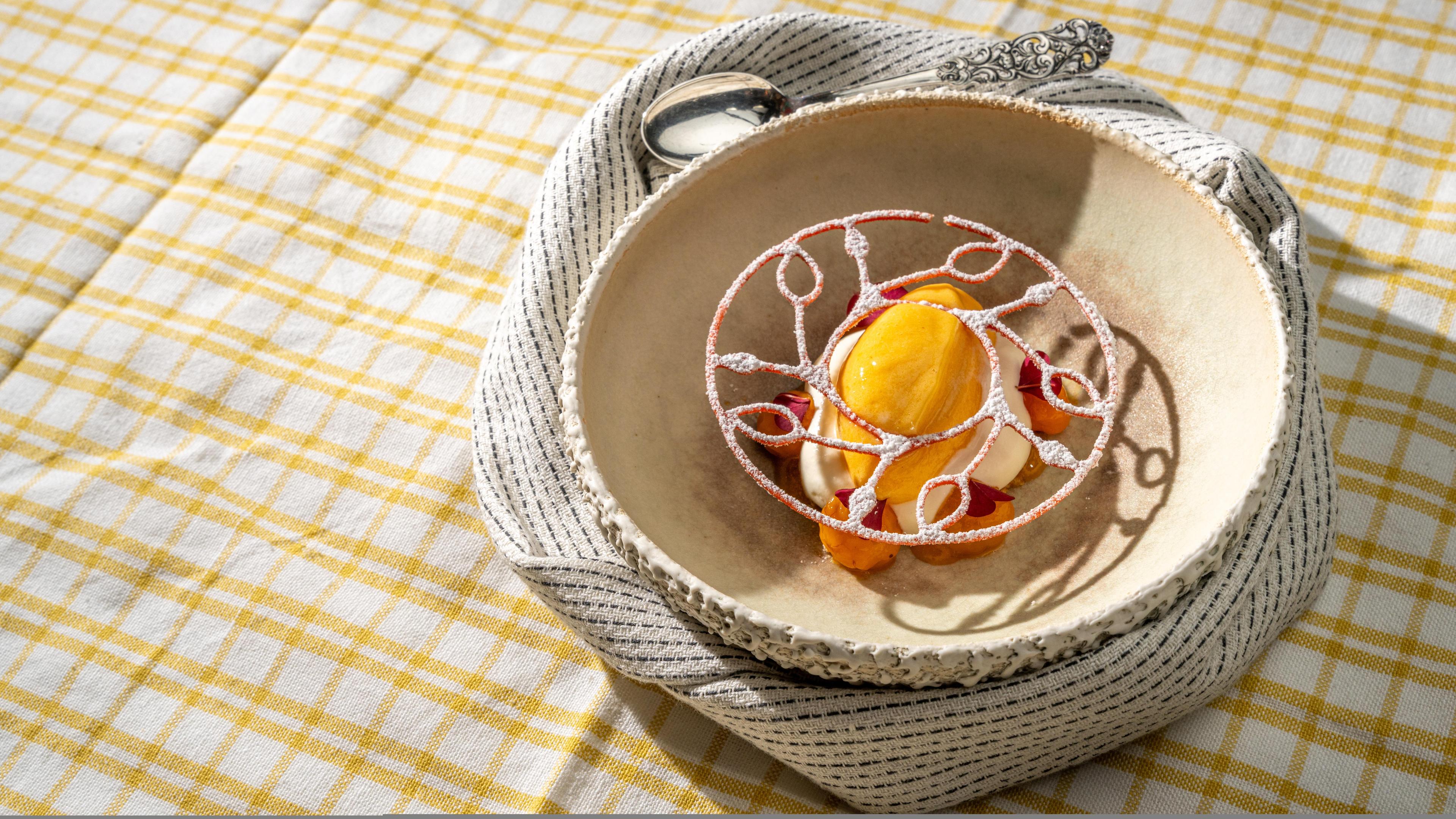 Bondepiker with cloudberries made by chef Tom Victor Gausdal.