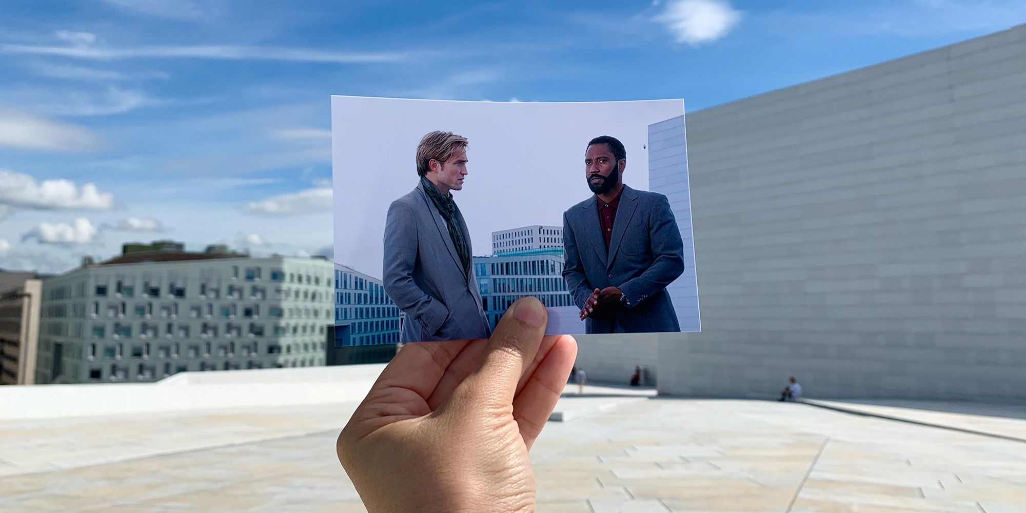 Ein ausgedruckter Filmausschnitt aus Tenet, der auf den realen Ort auf dem Dach des norwegischen Opernhauses in Oslo, Ostnorwegen, abgestimmt ist