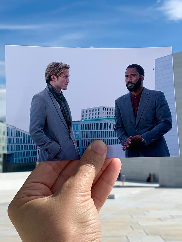 Ein ausgedruckter Filmausschnitt aus Tenet, der auf den realen Ort auf dem Dach des norwegischen Opernhauses in Oslo, Ostnorwegen, abgestimmt ist