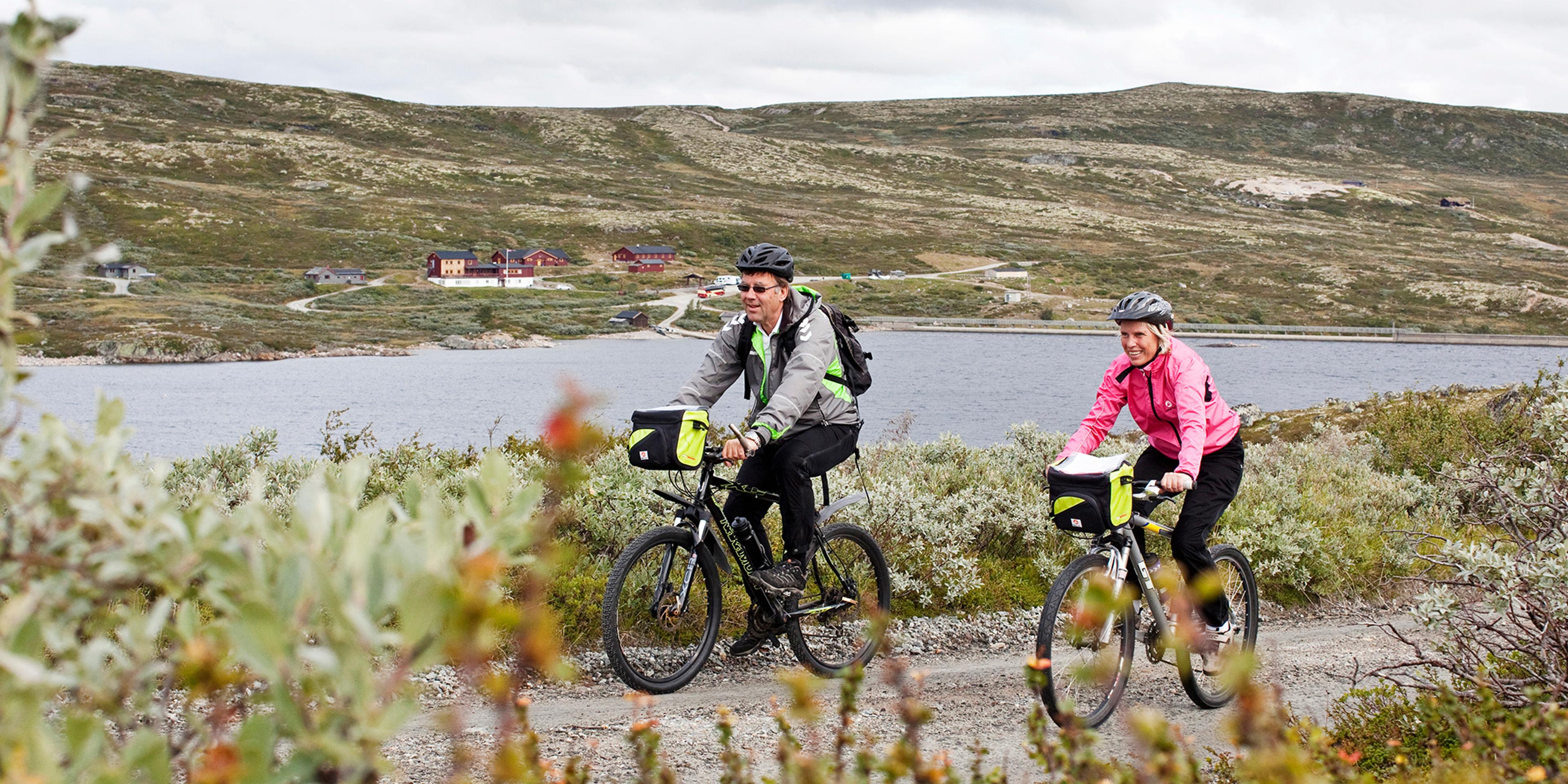 Een koppel aan het fietsen op het bergplateau Hardangervidda