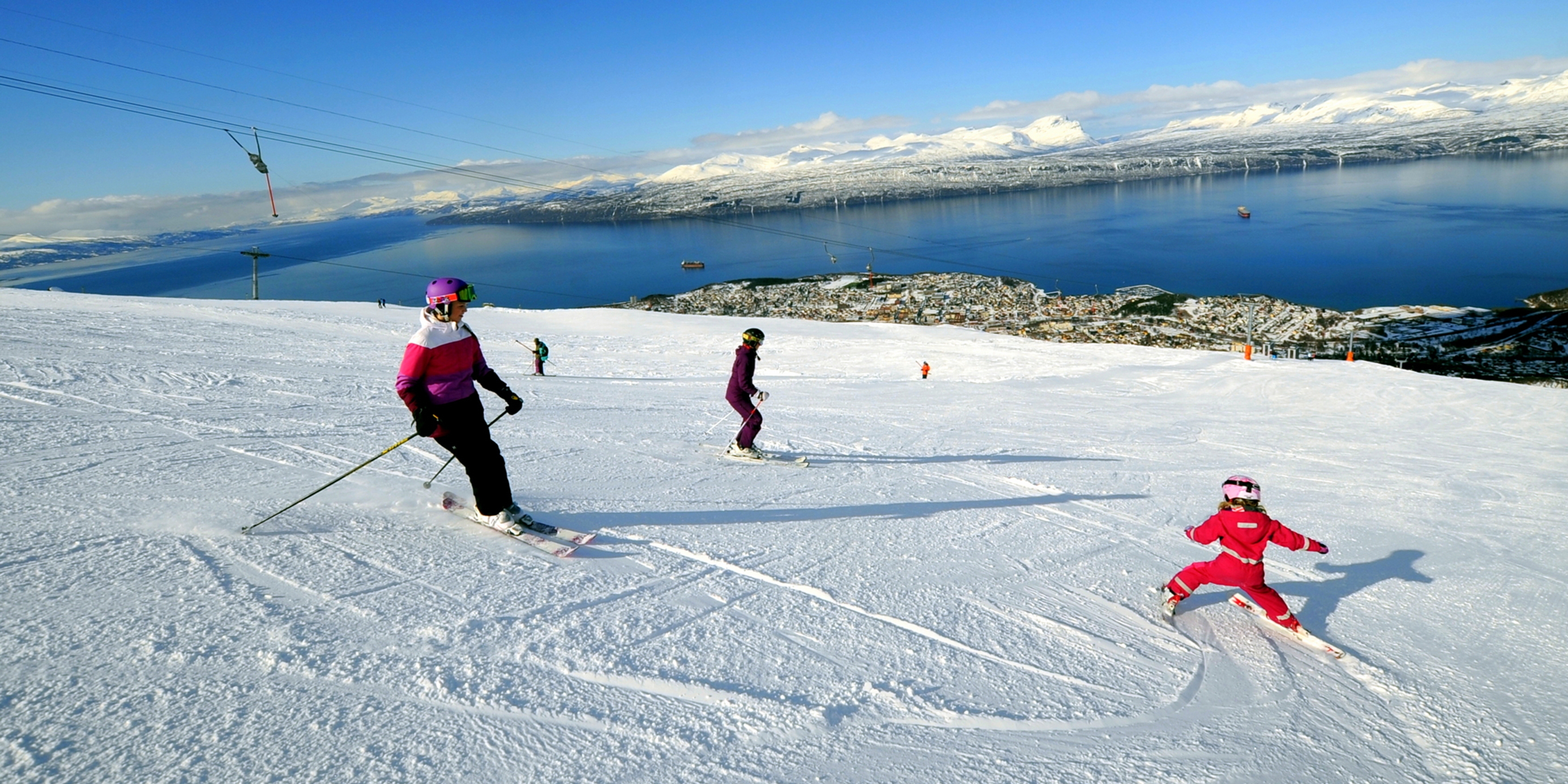 Mennesker står på ski i bakkene ved Narvikfjellet Skisenter i Narvik, Nord-Norge