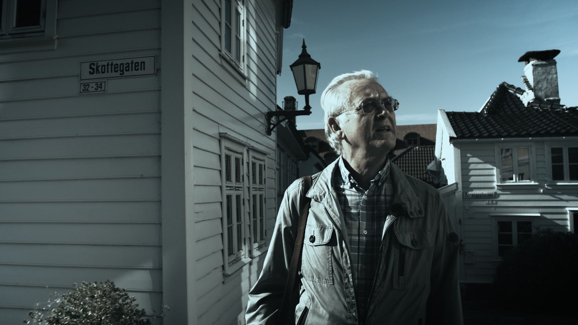 Gunnar Staalesen walking in Skottegaten in Bergen