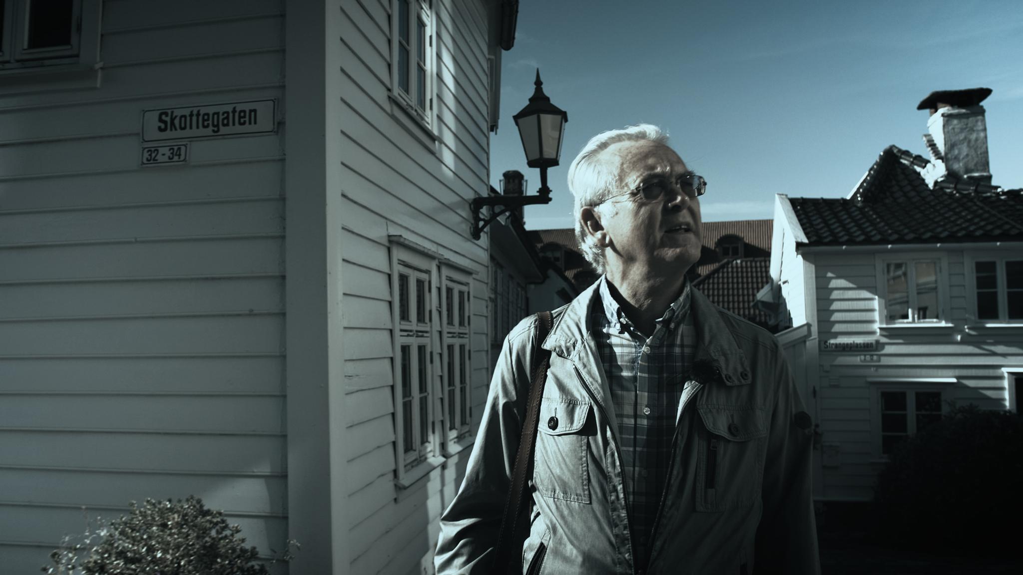 Gunnar Staalesen walking in Skottegaten in Bergen