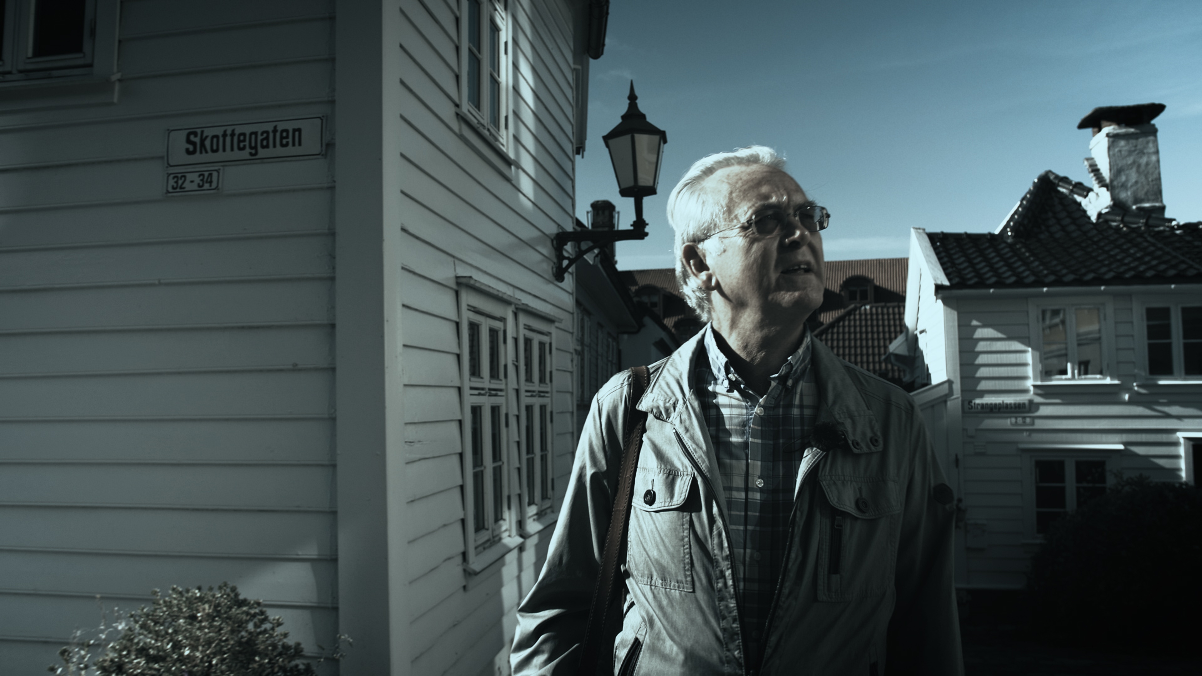 Gunnar Staalesen walking in Skottegaten in Bergen