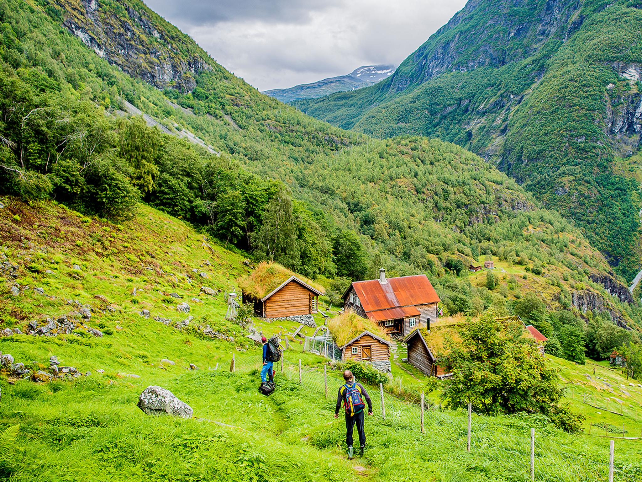 Due escursionisti arrivano alla fattoria di montagna Avdalen Gard nella valle di Utladalen, Norvegia dei fiordi