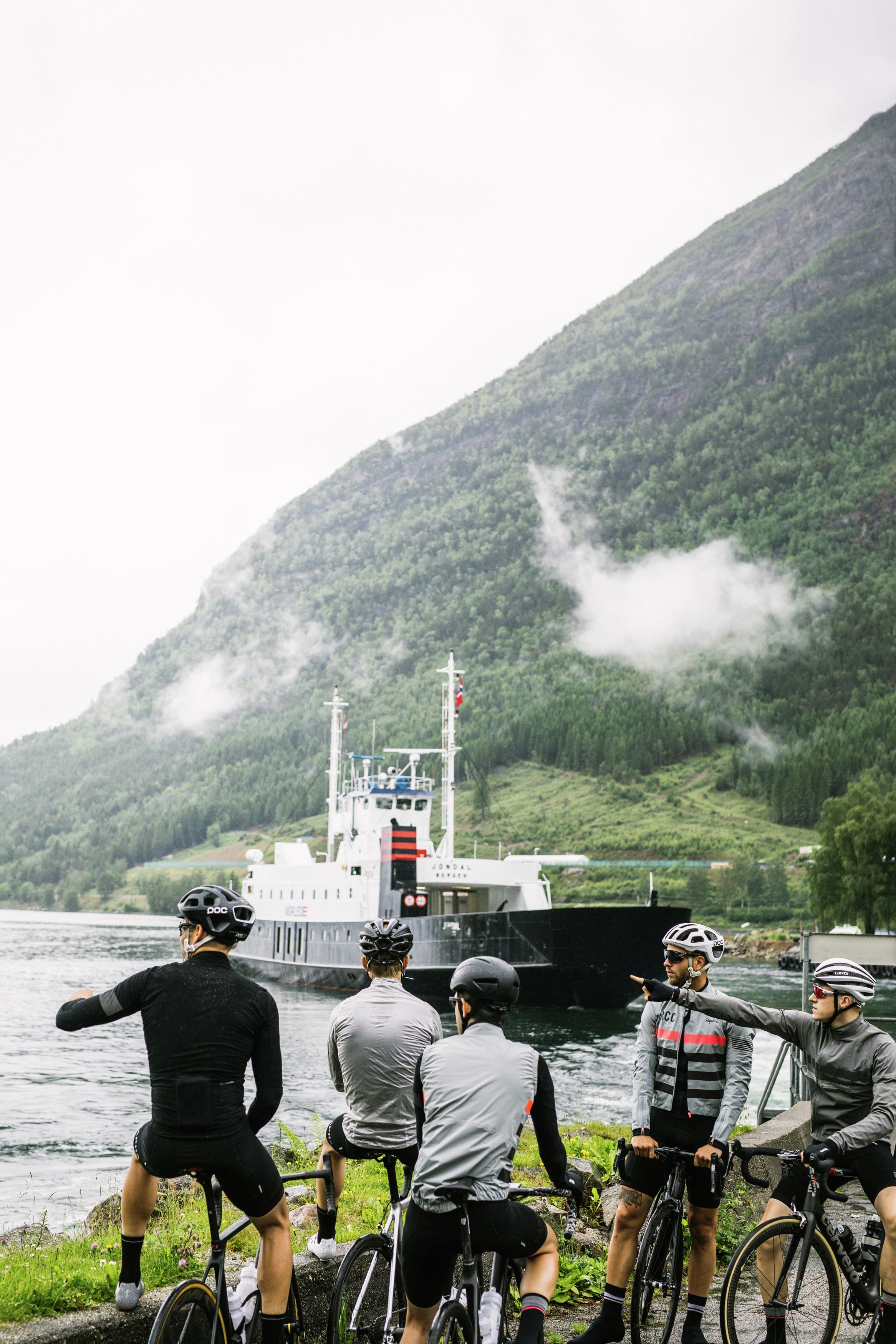 En grupp cyklister väntar på en färja i Fjord Norge